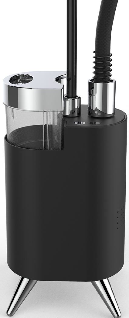 Appareil cylindrique noir et argent avec tuyau et pieds argentés.