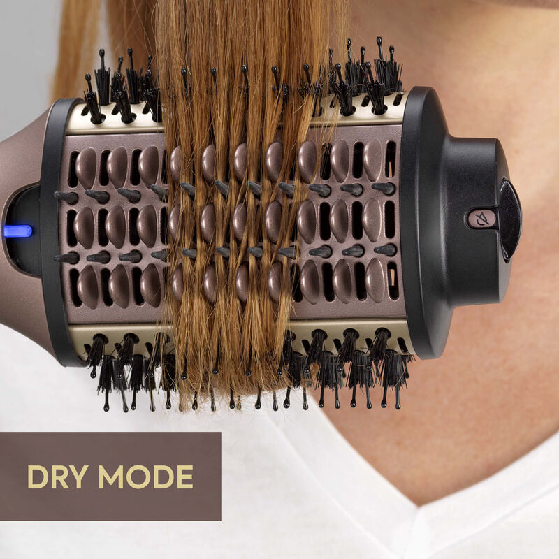 Capelli avvolti attorno a una spazzola per capelli con le parole "DRY MODE".