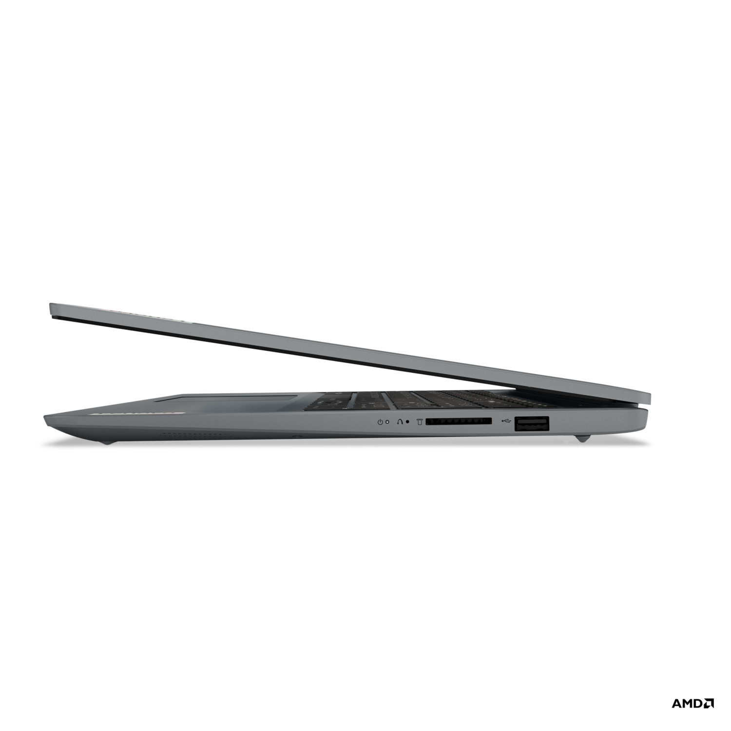 Ordinateur portable gris en profil latéral, couvercle ouvert, ports visibles. Logo AMD.