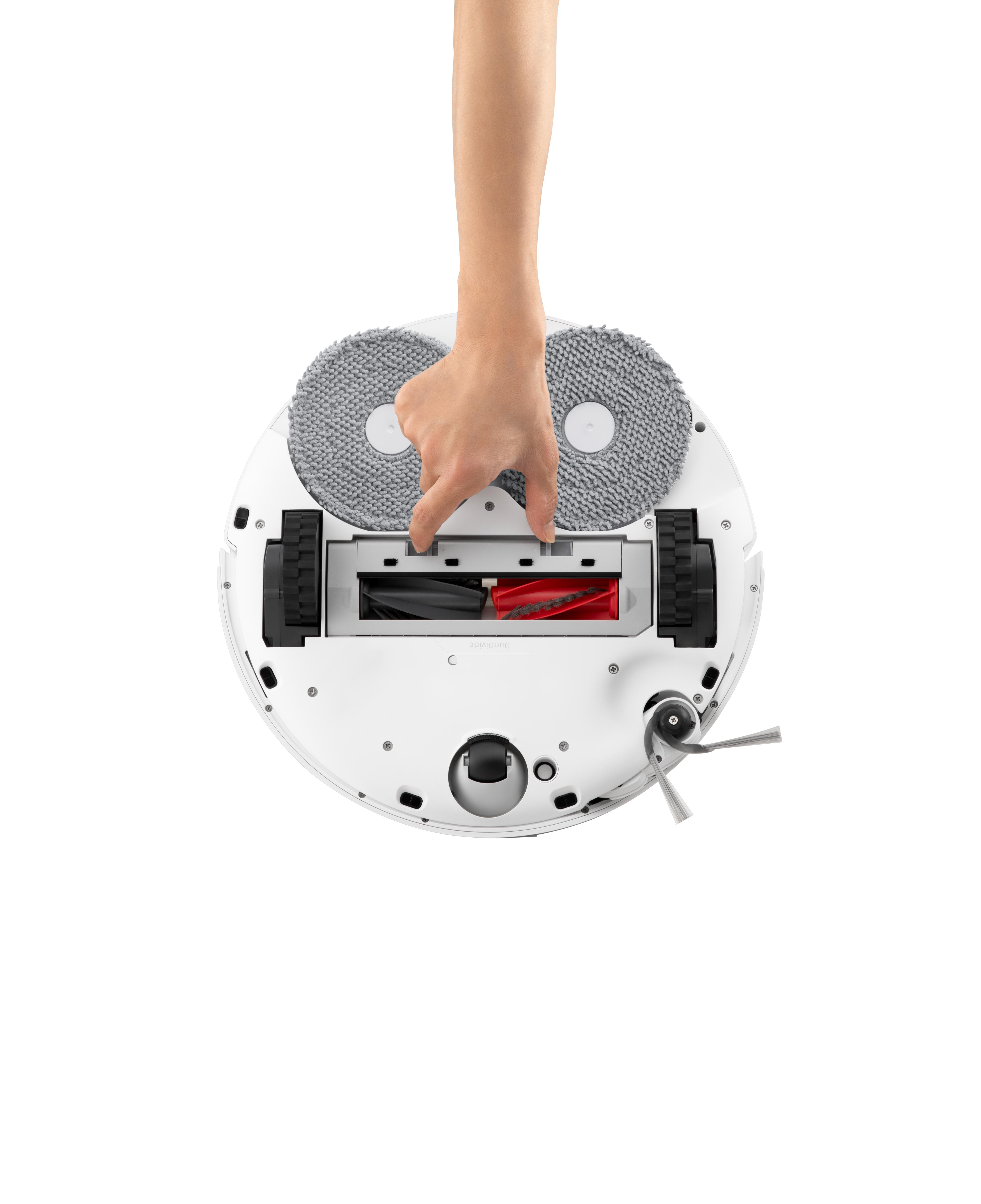 Roboter-Staubsaugerbasis mit angebrachten Wischpads. Hand hält Pads. Weißer Hintergrund.