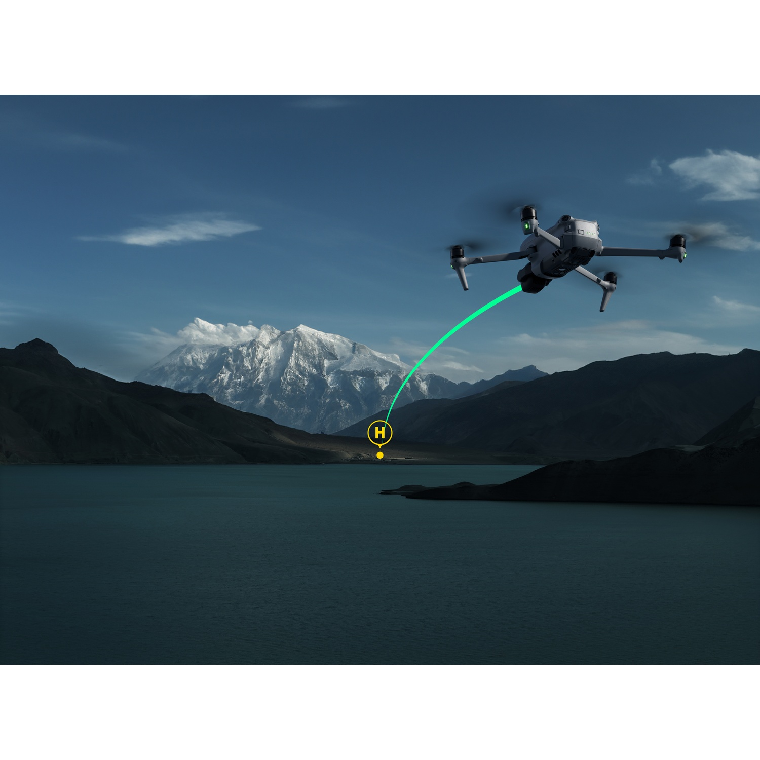 Un drone vola sull'acqua verso una catena montuosa, con un segnaposto giallo sulla riva.