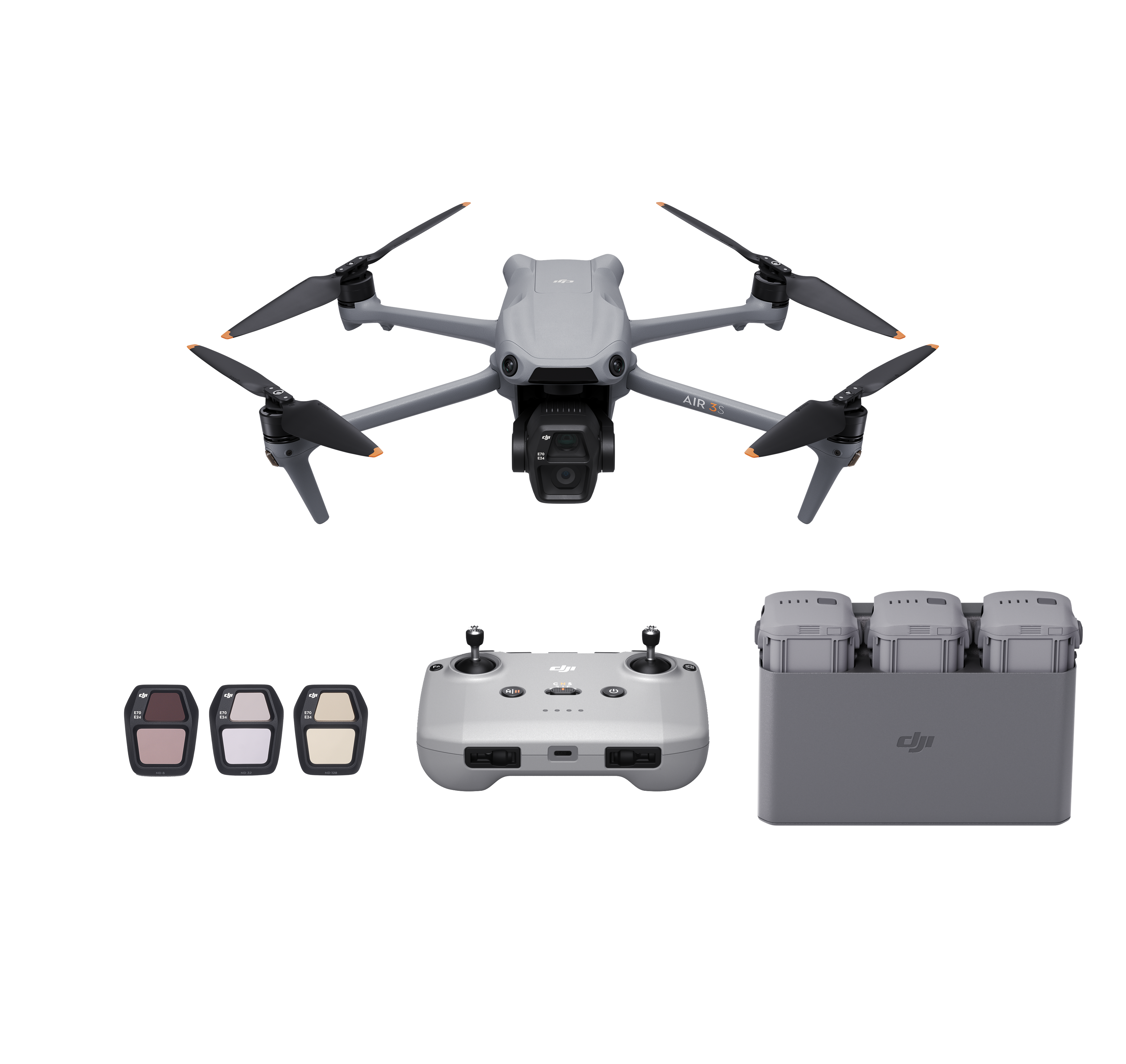 Graue Drohne, Controller, Batterien und Zubehör auf weißem Hintergrund.