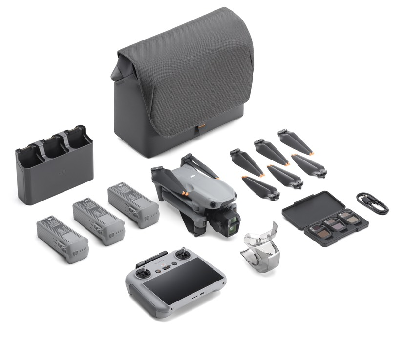 DJI-Drohne mit Zubehör, einschließlich Akkus und einer Tragetasche.
