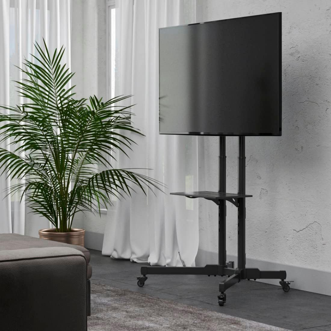 Televisor en un soporte negro con ruedas.
