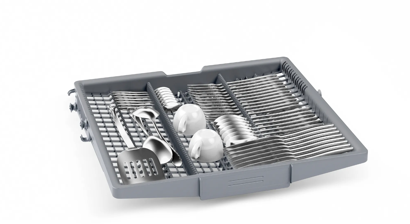 Una bandeja de lavavajillas llena de cubiertos y dos tazas blancas. La bandeja es gris.