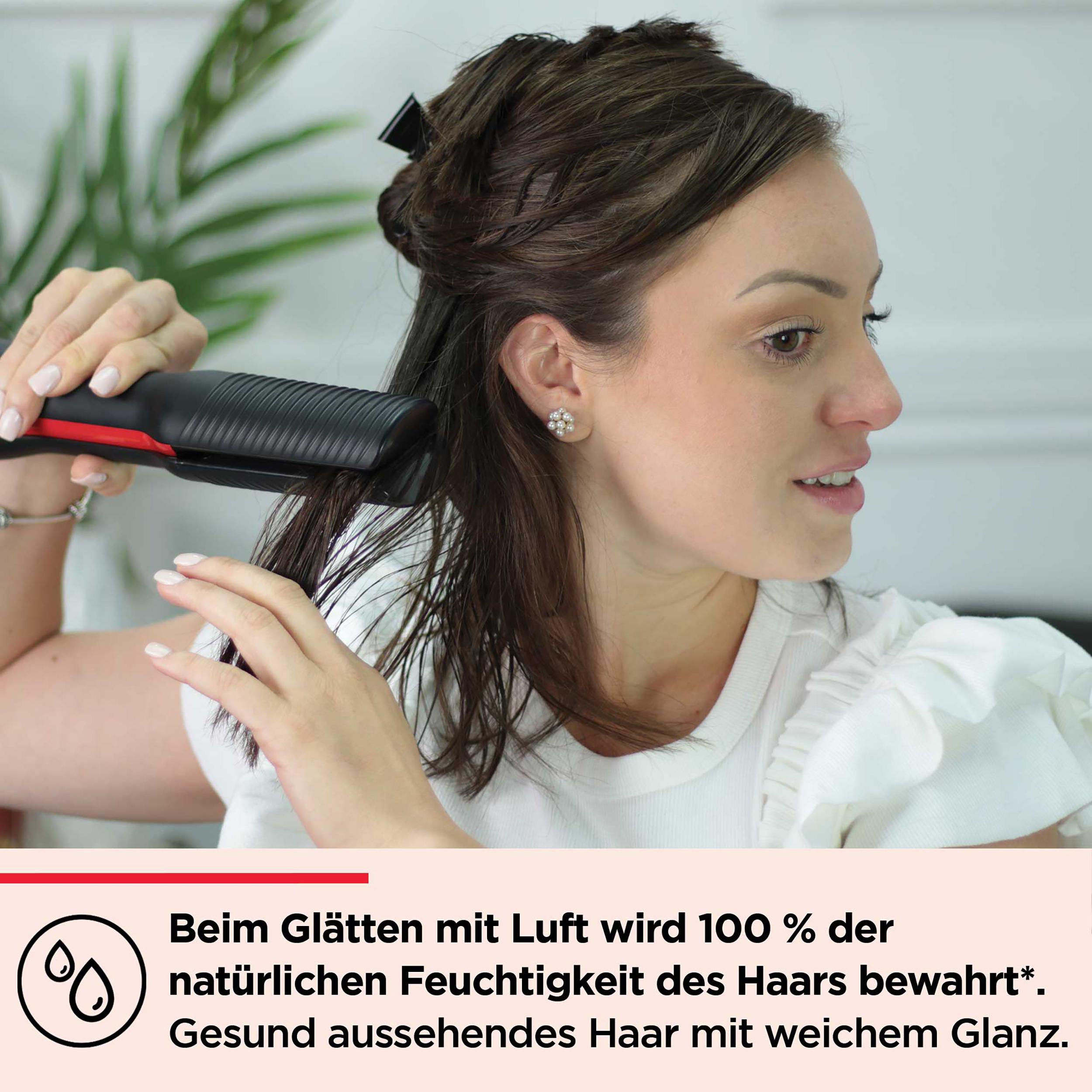 Frau benutzt Glätteisen. Text: 100% Feuchtigkeit des Haares erhalten.