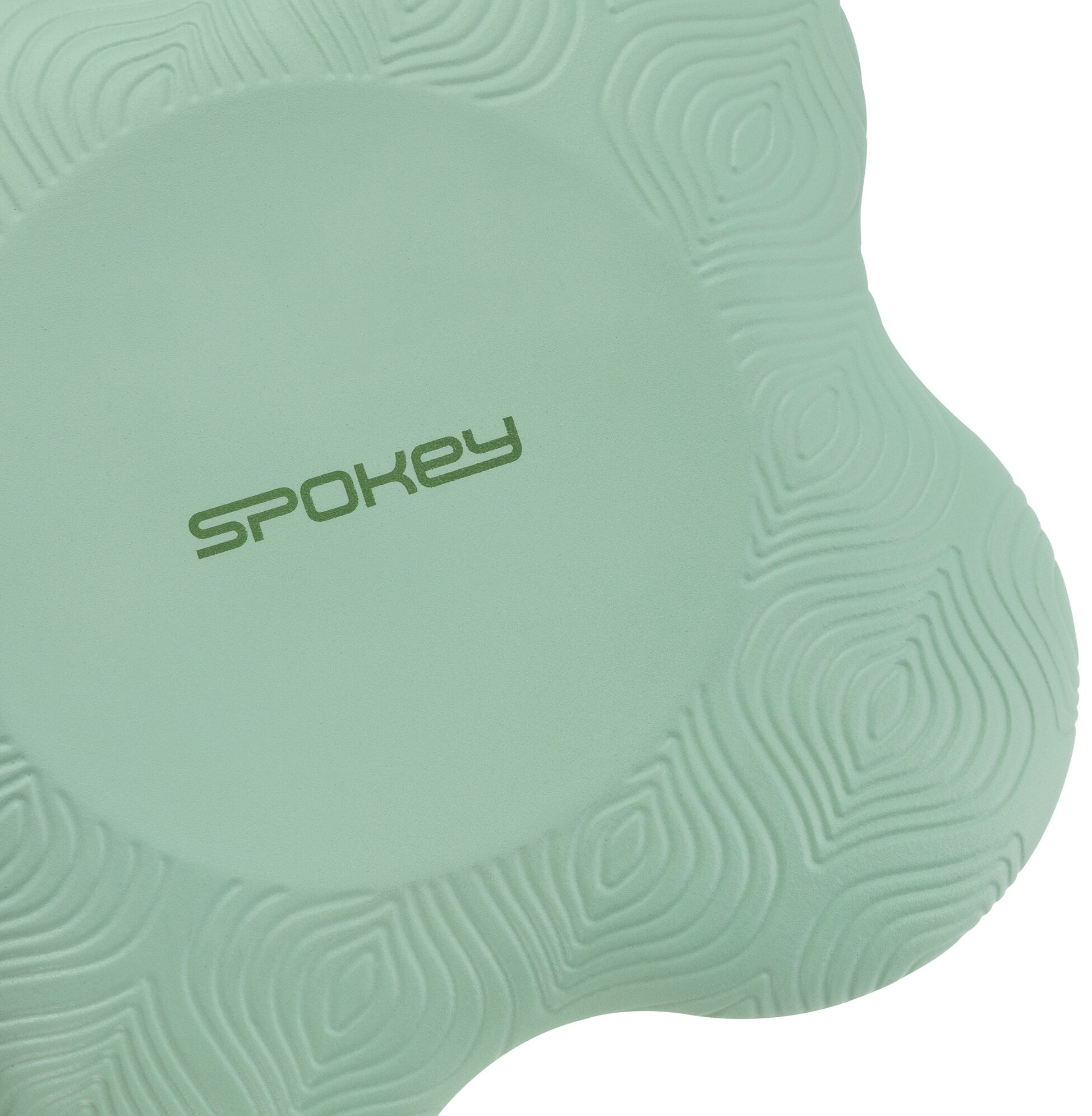 Zbliżenie miętowo-zielonej, teksturowanej, okrągłej maty z zielonym napisem 'Spokey'.