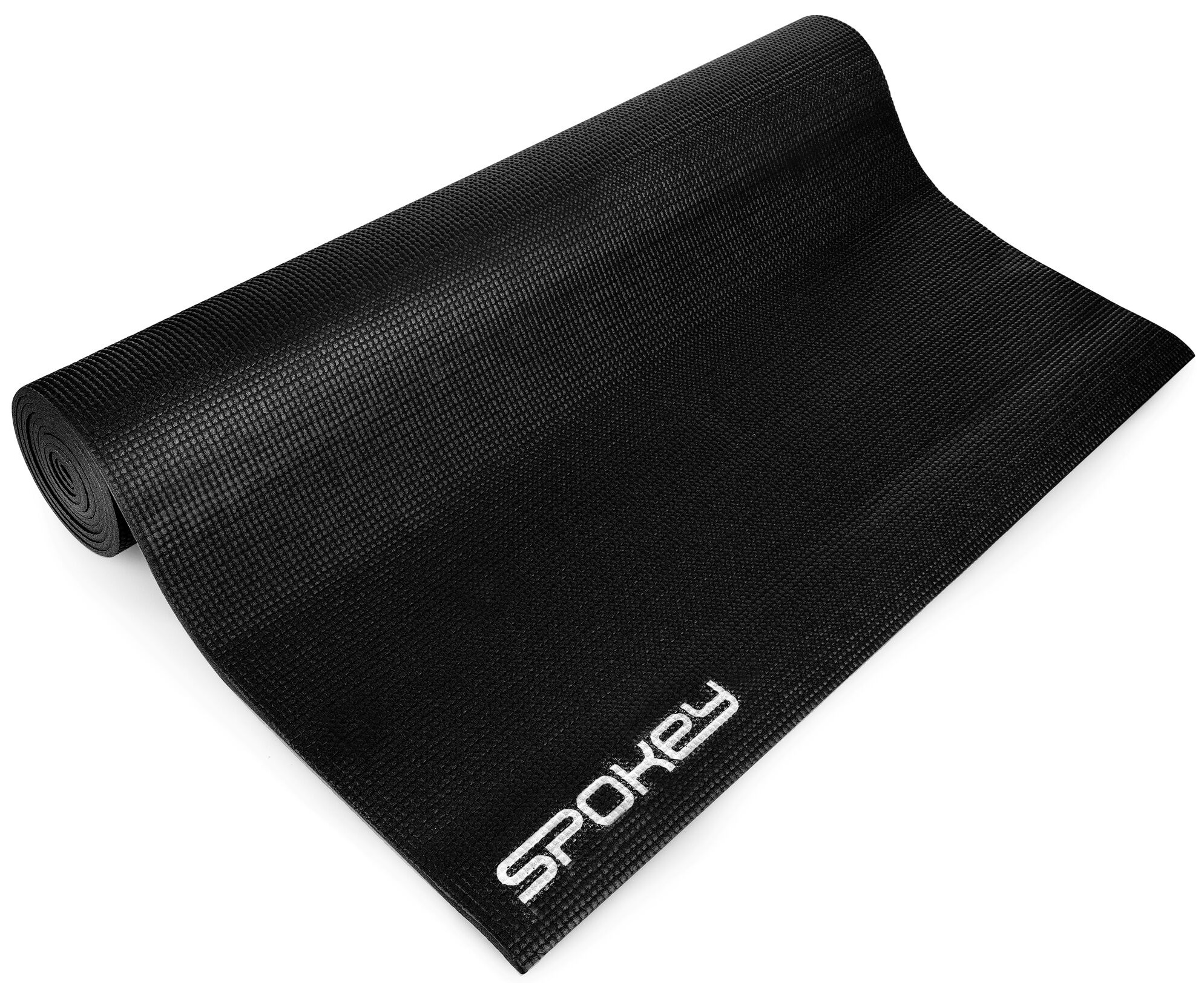 Czarna mata do jogi zwinięta w rulon. Mata ma teksturowaną powierzchnię i białe logo Spokey.