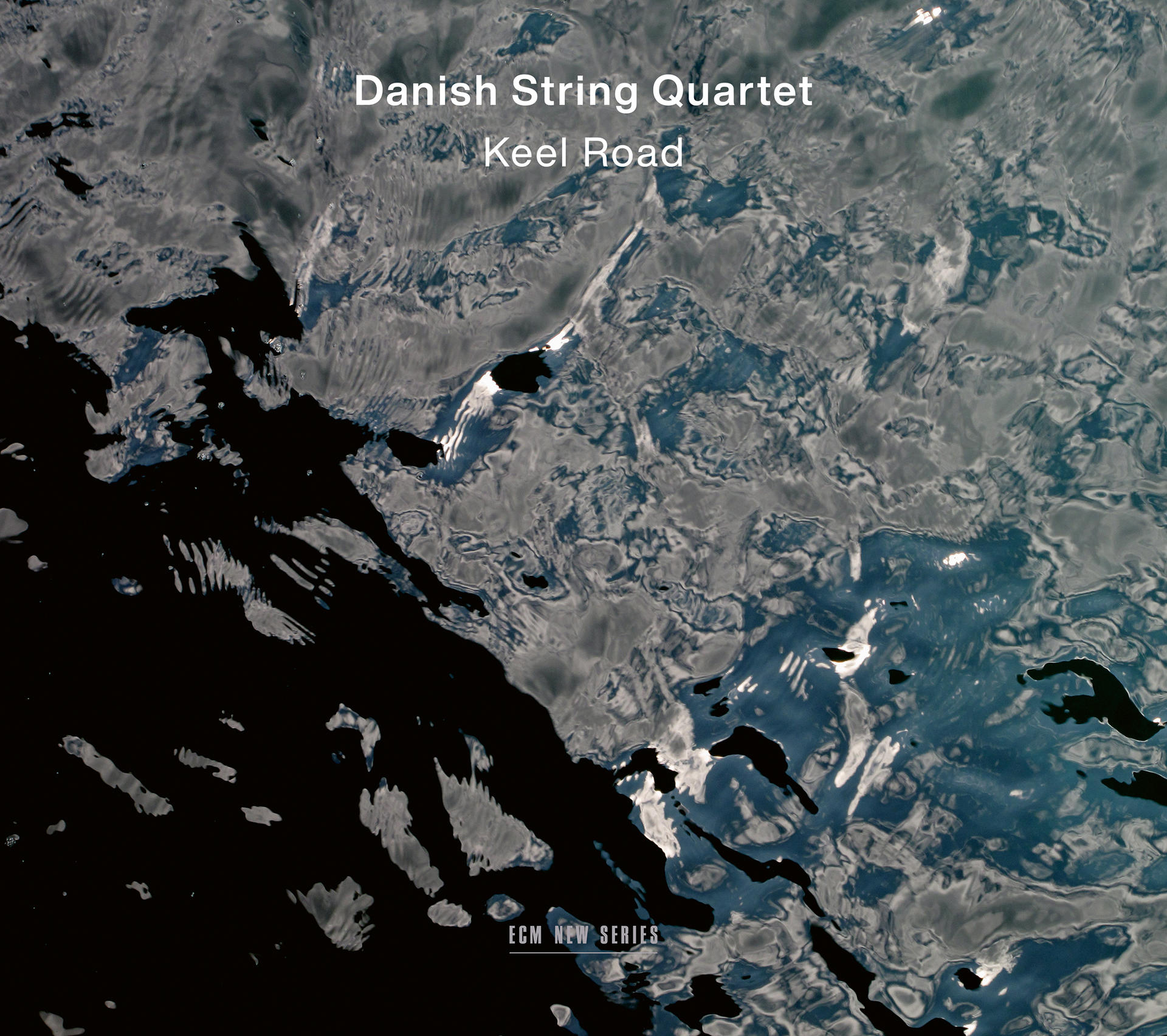 Album borító víz tükröződéssel. A szöveg: 'Danish String Quartet - Keel Road'.