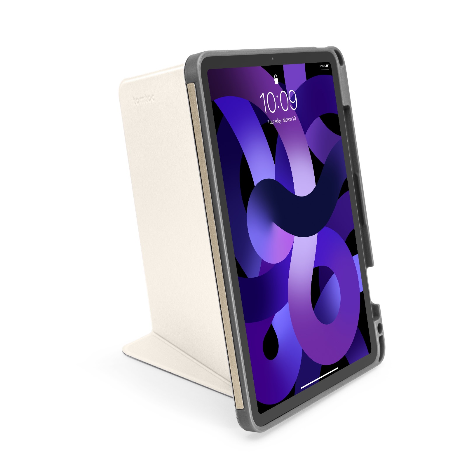 Bir kılıf içindeki bir iPad, beyaz bir yüzeyde, izleyiciye doğru eğimli duruyor.