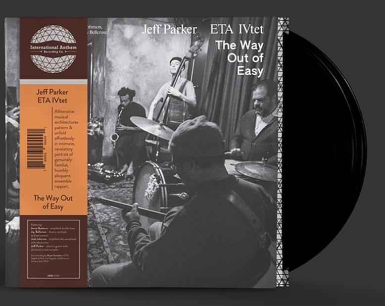 Albumcover. Auf dem Cover ist eine Jazzband zu sehen. Auf der rechten Seite befindet sich eine Schallplatte. Die Band spielt Musik.