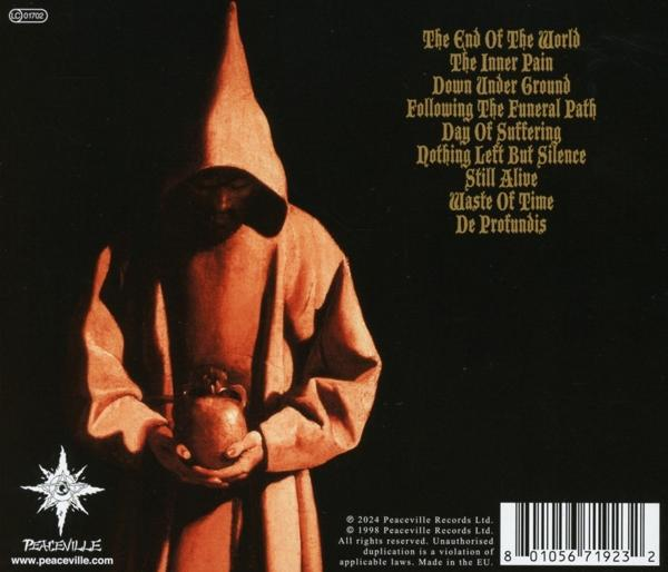 Eine Person in einer Kapuzenrobe hält einen Krug. Text auf der Rückseite eines Albums.