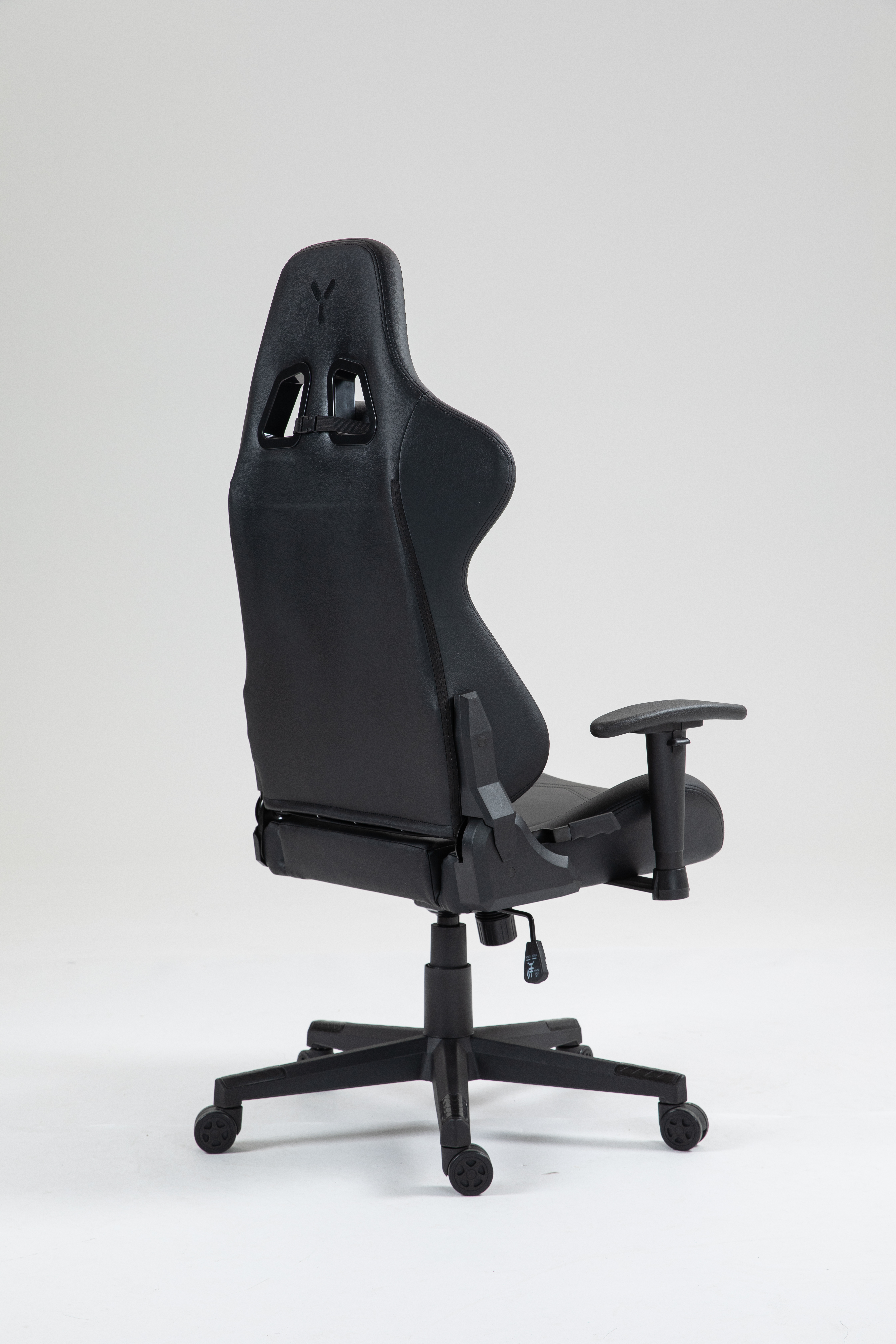 Schwarzer Gaming-Stuhl, Seitenansicht, auf weißem Hintergrund.
