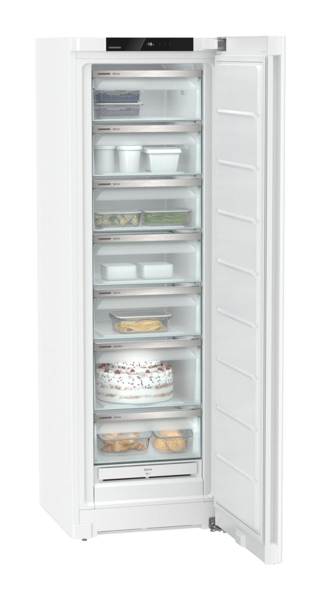 Weißer Kühlschrank mit offener Tür, zeigt Regale und Lebensmittel.