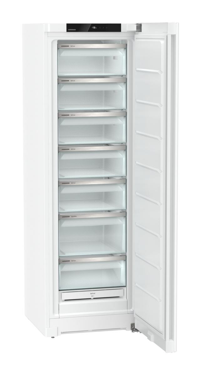 Weißer Kühlschrank mit offener Tür. Innenraum zeigt mehrere transparente Schubladen mit Inhalt.