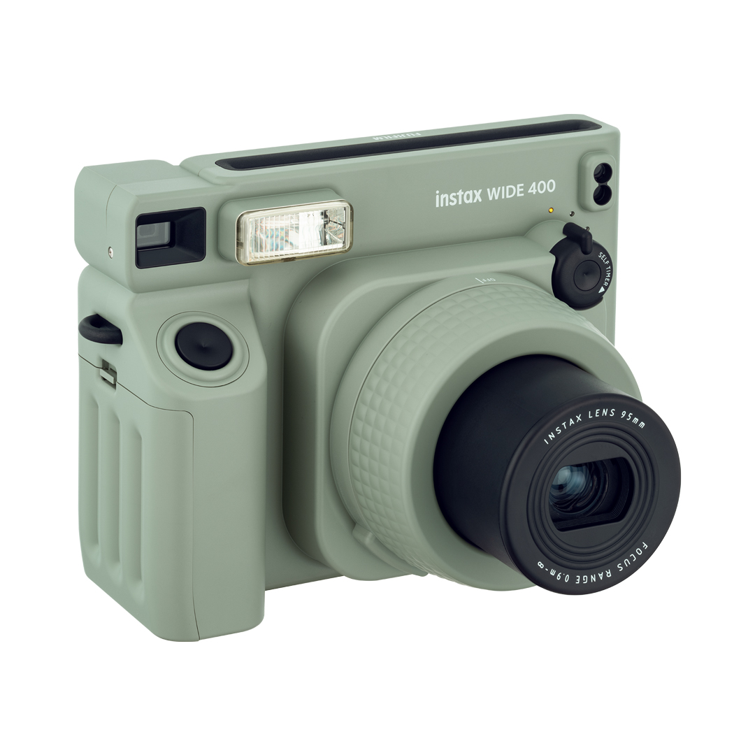 Beyaz zemin üzerinde izole edilmiş, açık yeşil bir Instax Wide 400 anlık fotoğraf makinesi.