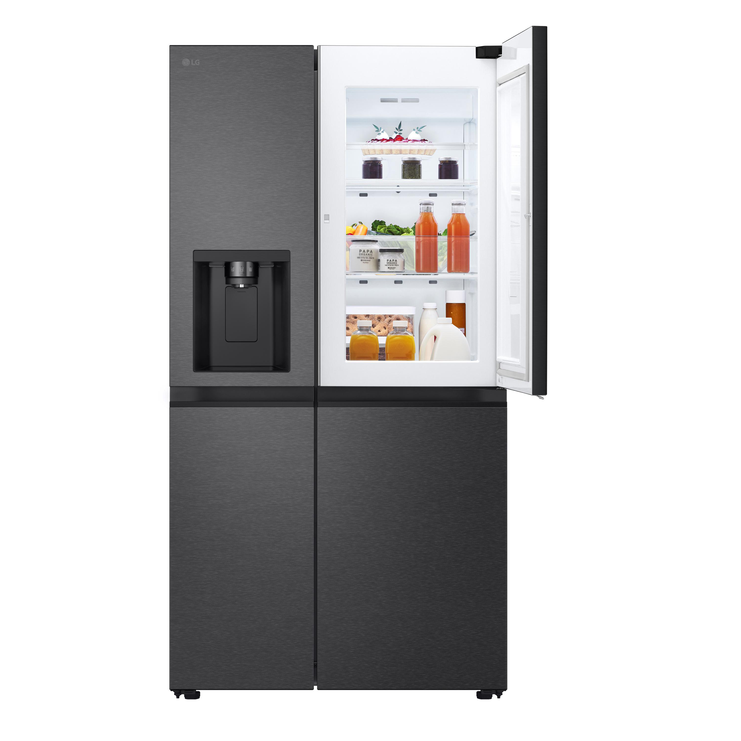 Ein schwarzer LG-Kühlschrank, mit geöffneter Tür, zeigt Regale mit Lebensmitteln.