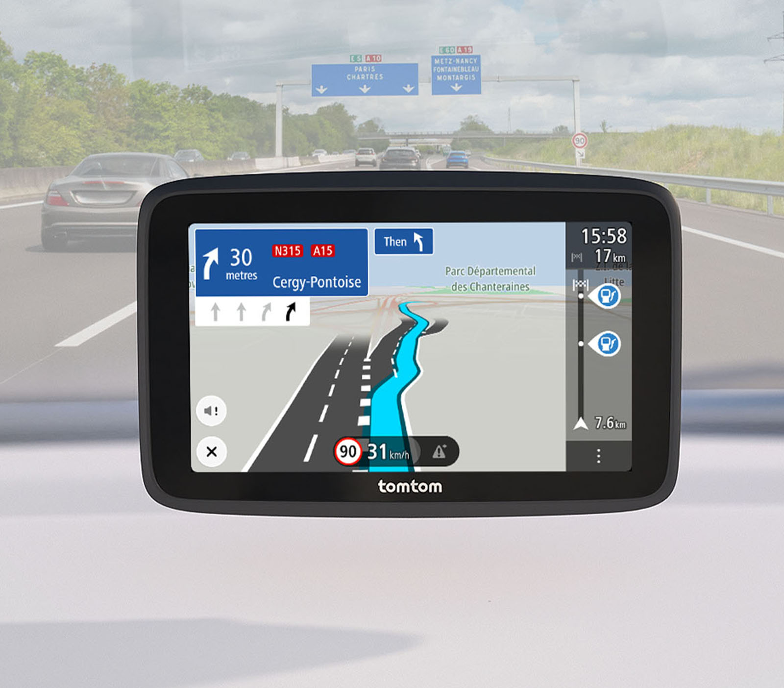 GPS-Gerät auf dem Armaturenbrett mit Navigationskarte.