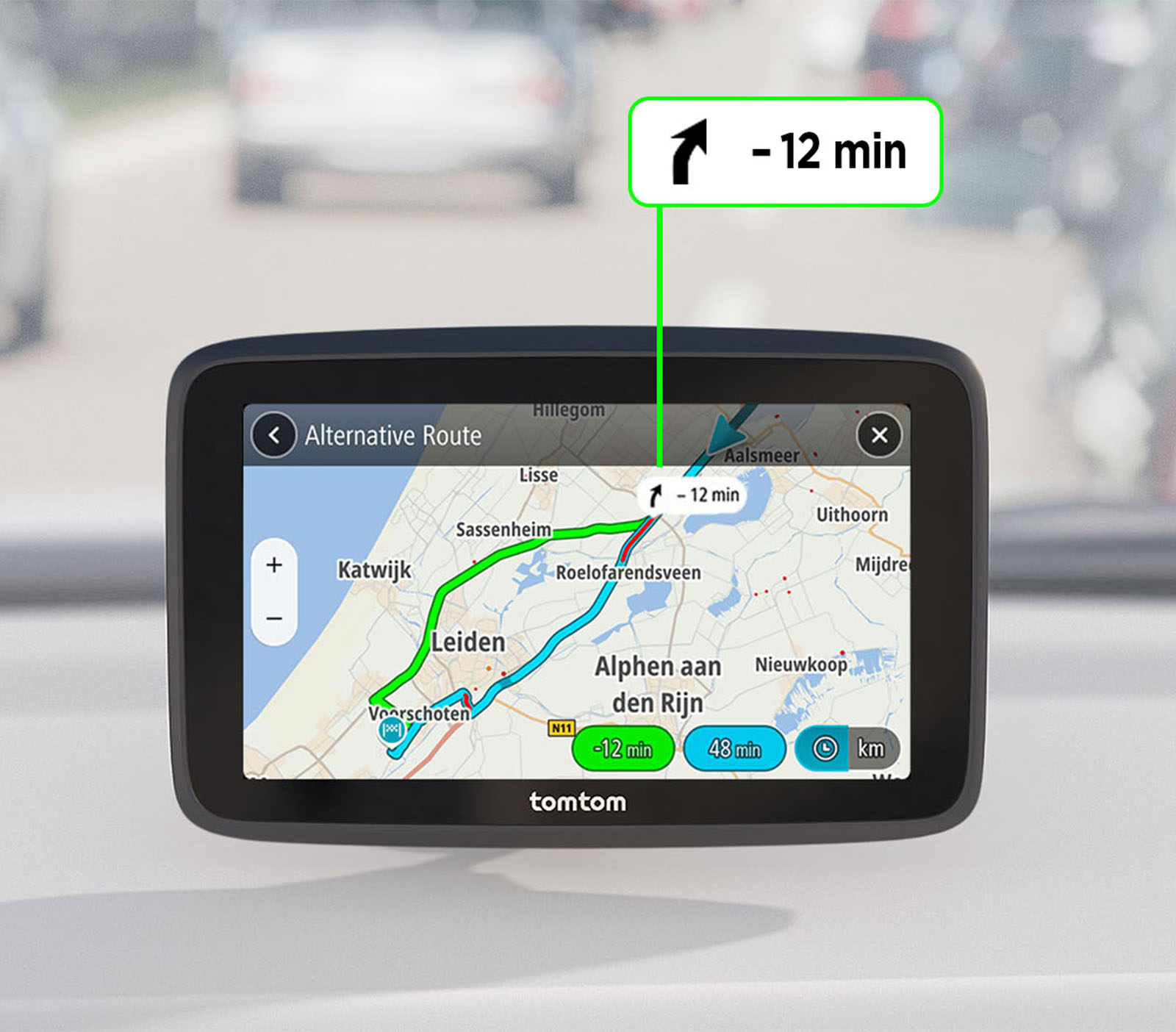 GPS-Gerät auf dem Armaturenbrett eines Autos. Zeigt eine Karte mit einer Route und einer alternativen Routenoption mit Zeitersparnis.