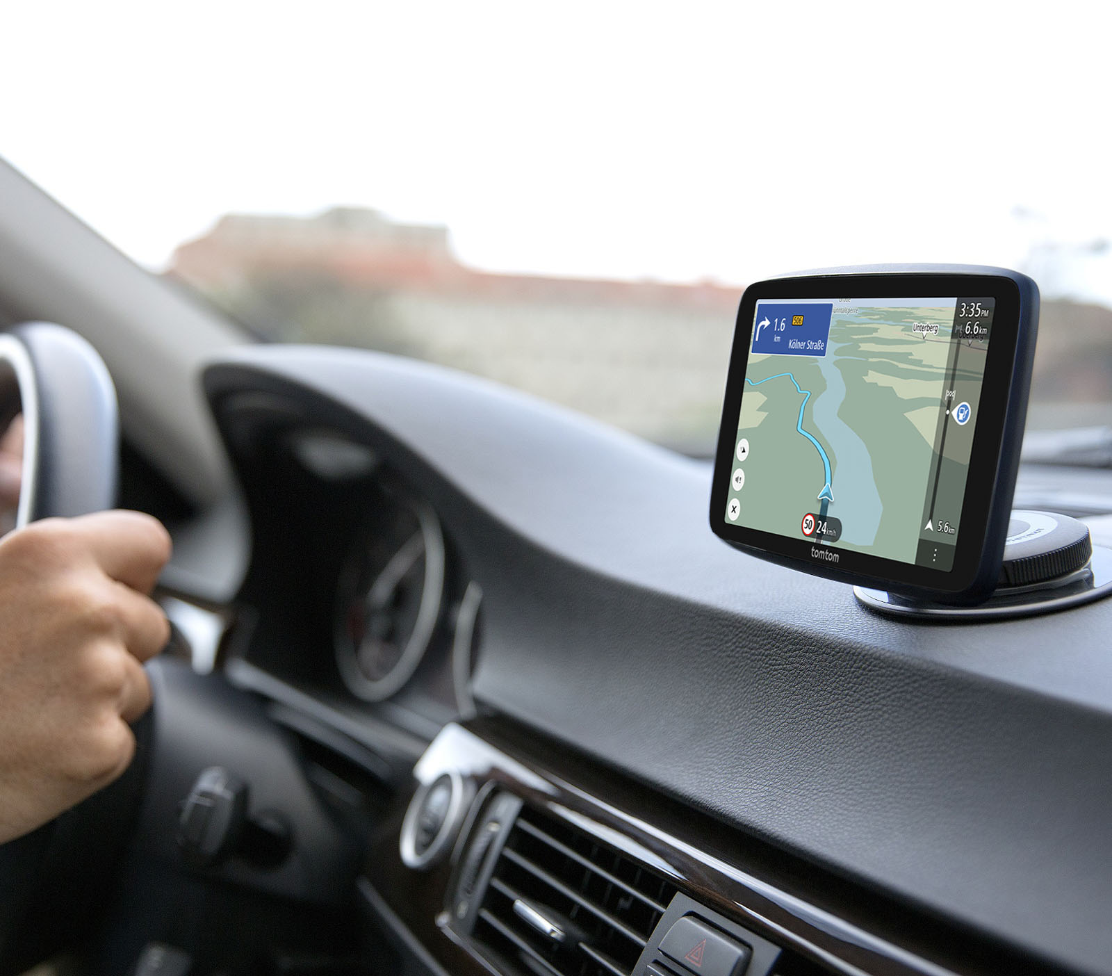Ein GPS-Gerät ist auf einem Armaturenbrett montiert und zeigt eine Karte an.