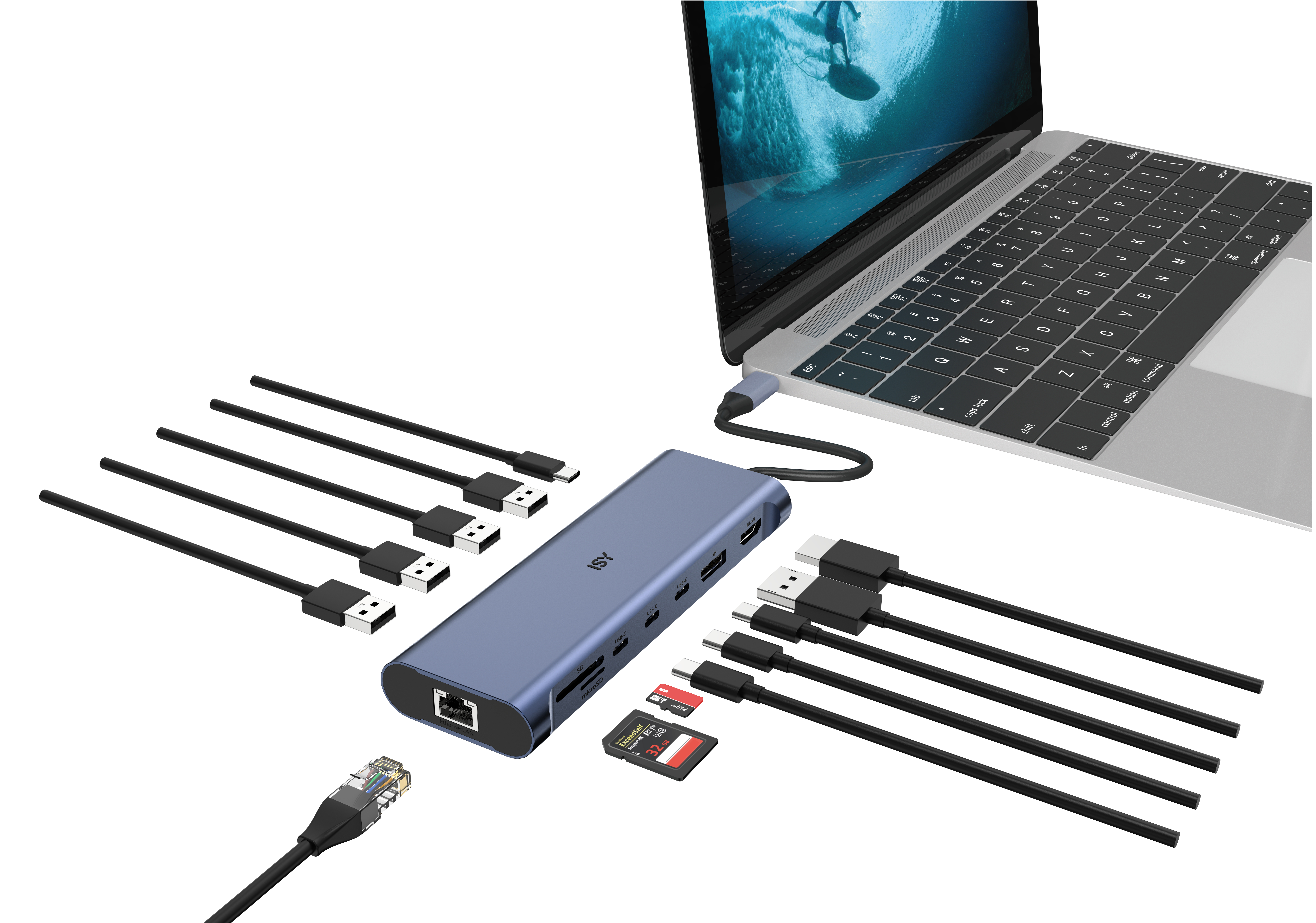 Laptop, der mit einem blauen Hub mit mehreren Kabeln, SD-Karten und einem Ethernet-Kabel verbunden ist.