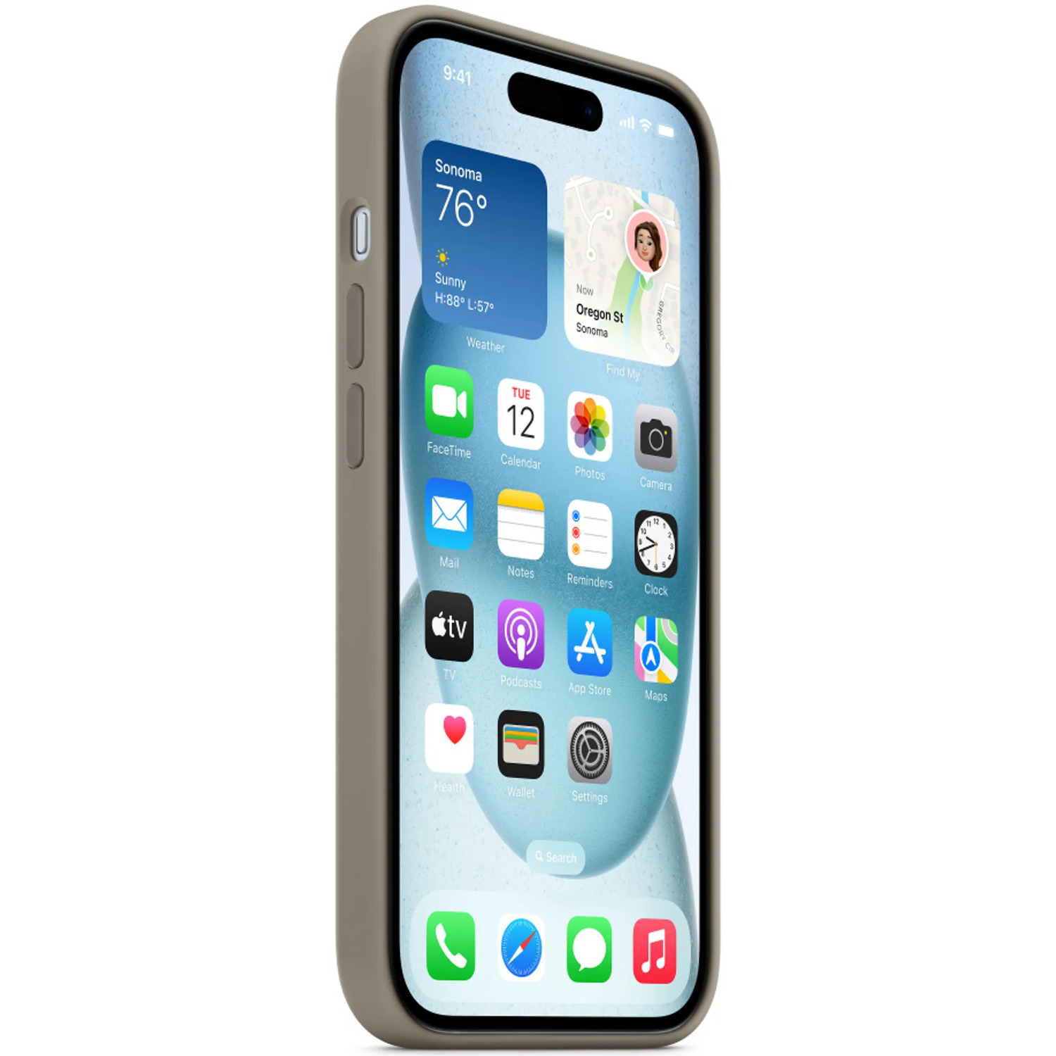 Een iPhone in een hoesje met het startscherm met weer- en kalenderwidgets. Witte achtergrond.
