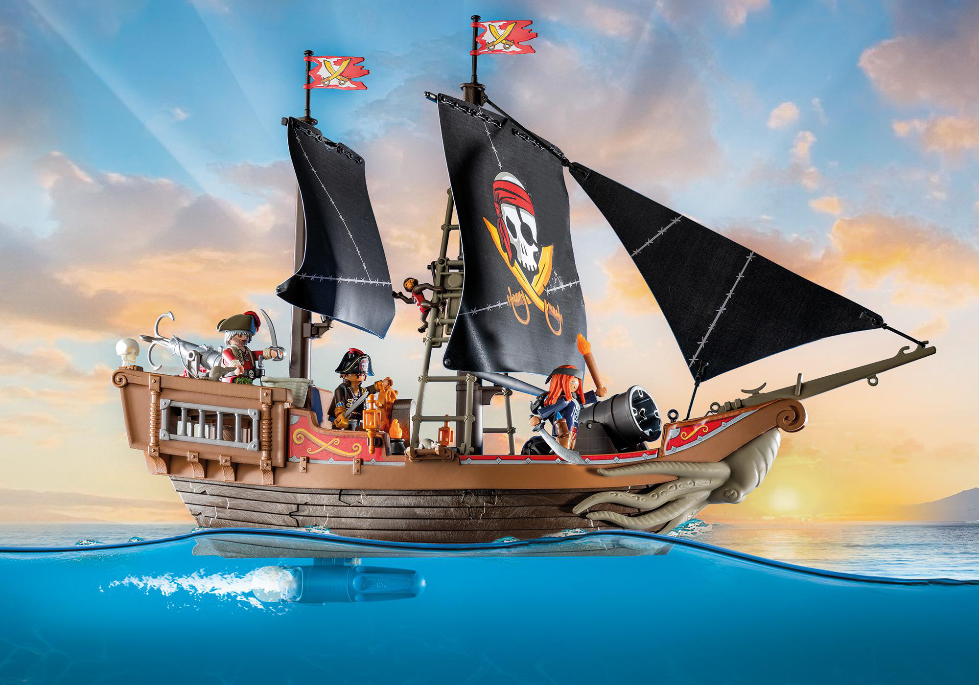 Spielzeug-Piratenschiff mit Figuren, schwarze Segel auf Wasser mit Himmel.