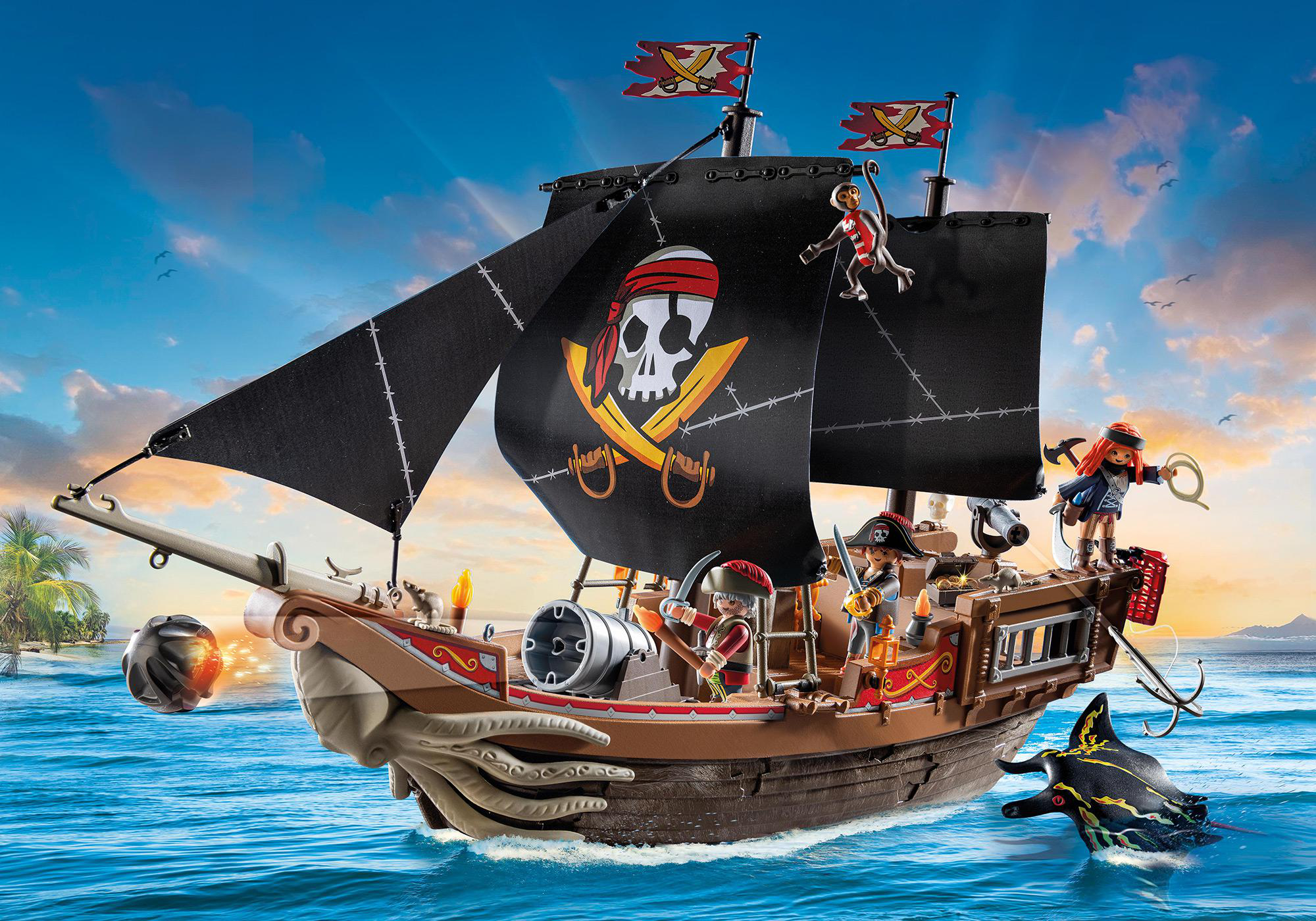 Piraten-Spielzeugschiff mit Piratenfiguren, einem Totenkopfflaggensegel und einer Schatzkiste. Der Himmel ist blau.