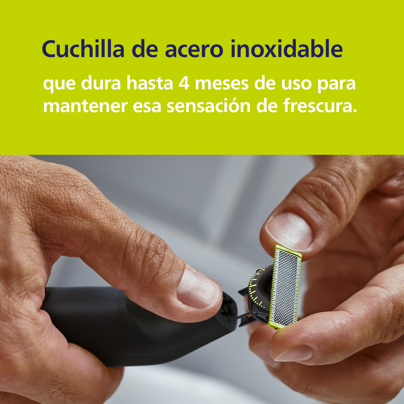 Manos sosteniendo una afeitadora eléctrica negra con cabezal y texto encima.