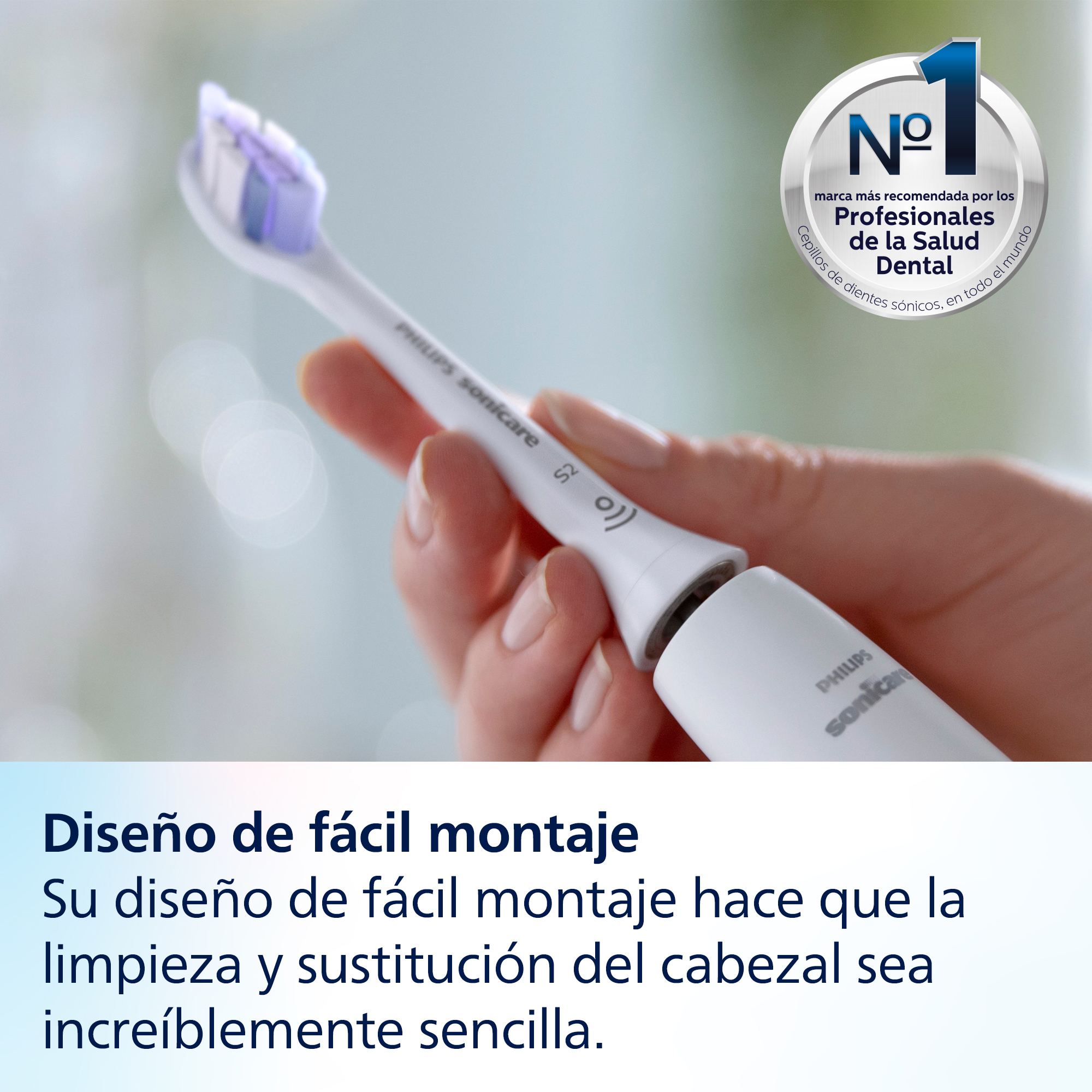 La mano de una persona sostiene un cepillo de dientes Philips Sonicare blanco con texto.