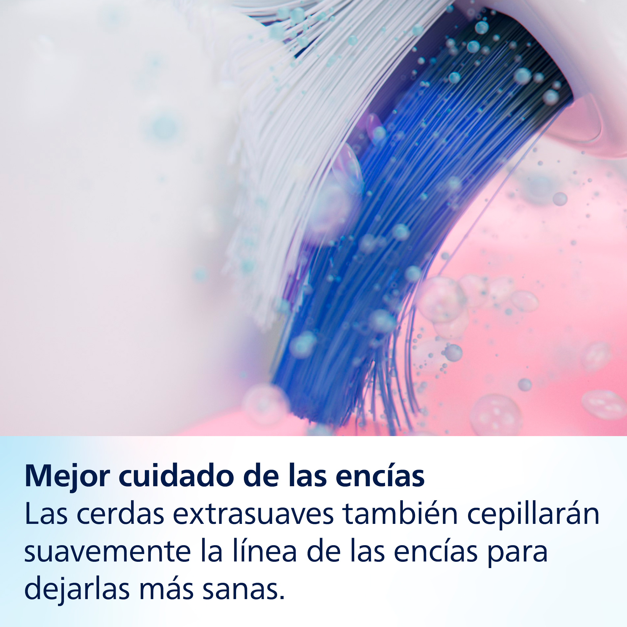Primer plano de cepillo de dientes con cerdas azules y texto sobre mejor cuidado de las encías.