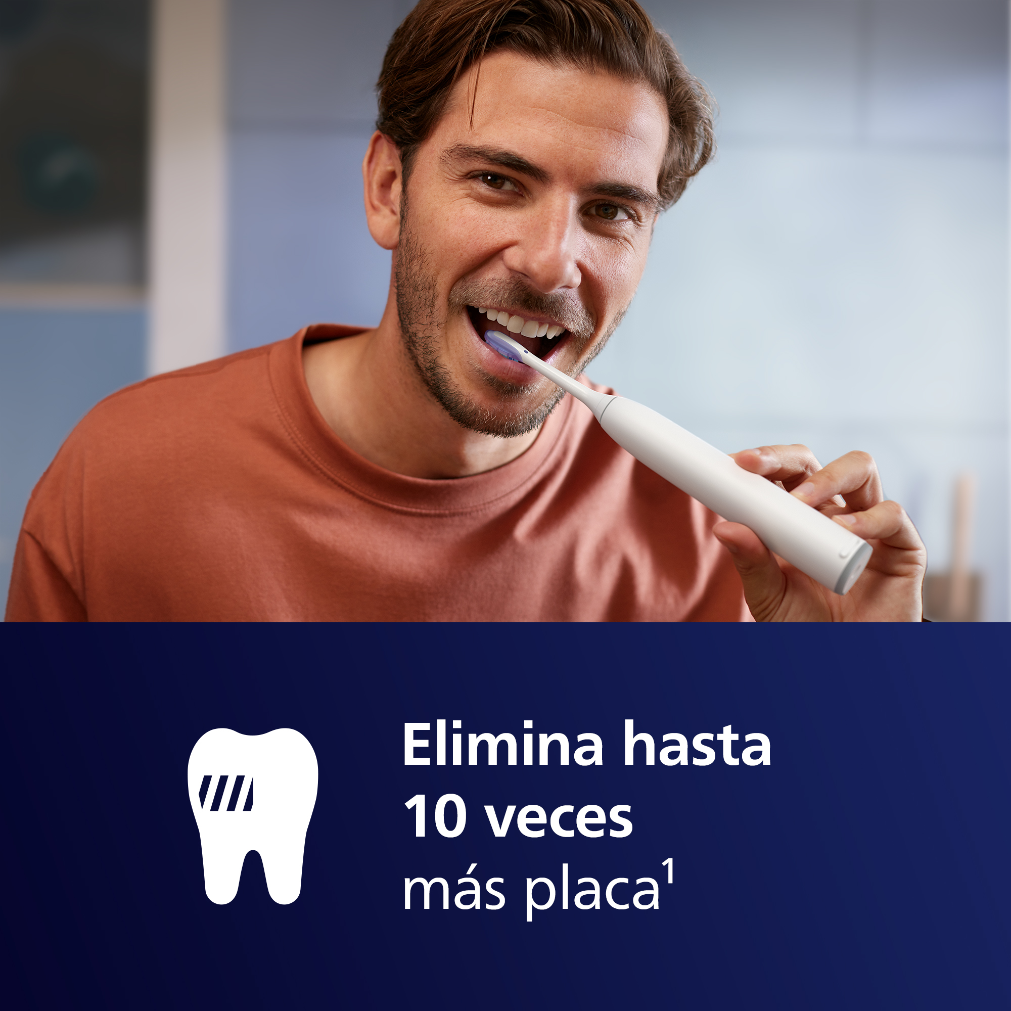 Un hombre cepillándose los dientes con un cepillo eléctrico. El texto dice: Elimina hasta 10 veces más placa.