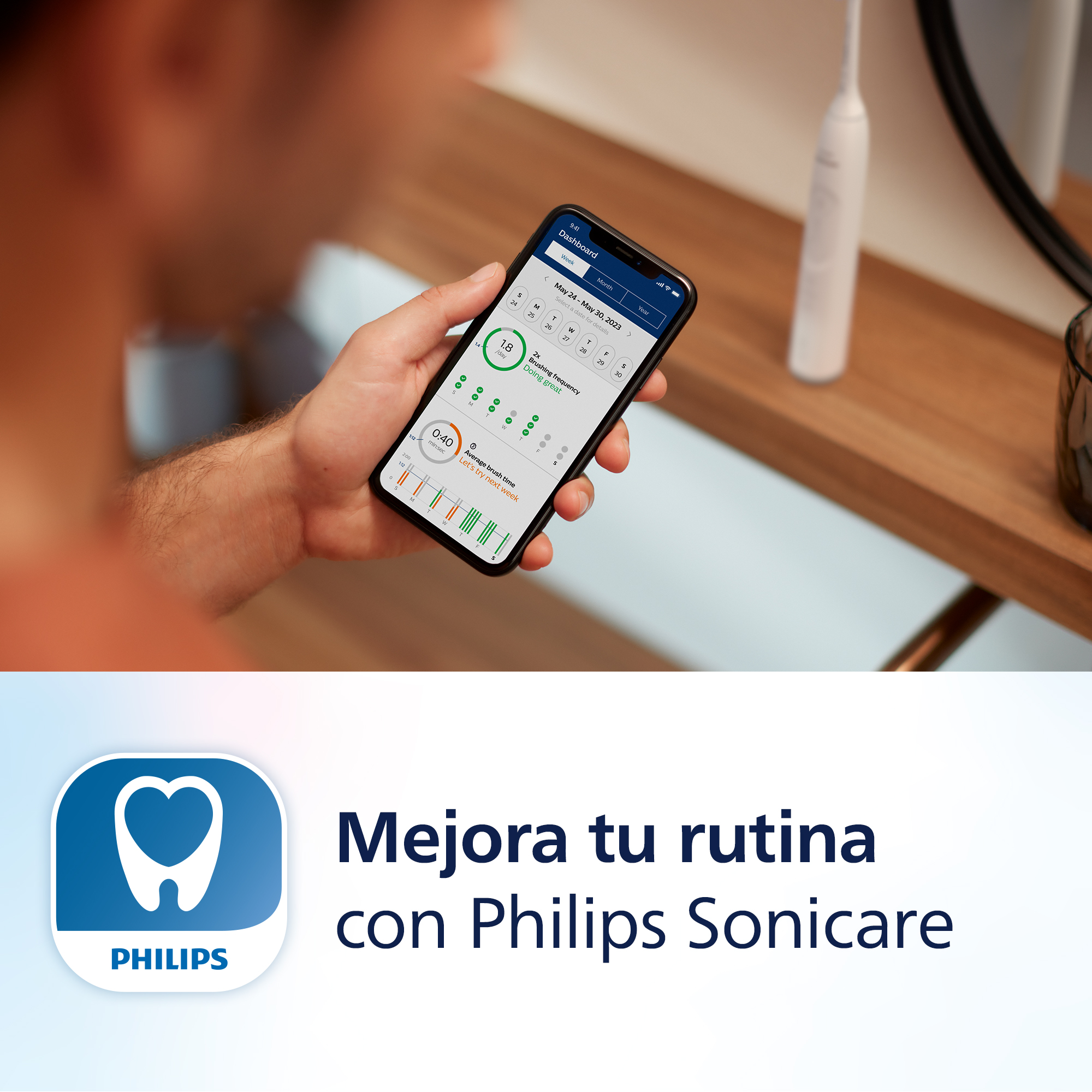 Hombre sosteniendo un teléfono con la app Philips Sonicare, un cepillo de dientes al lado.