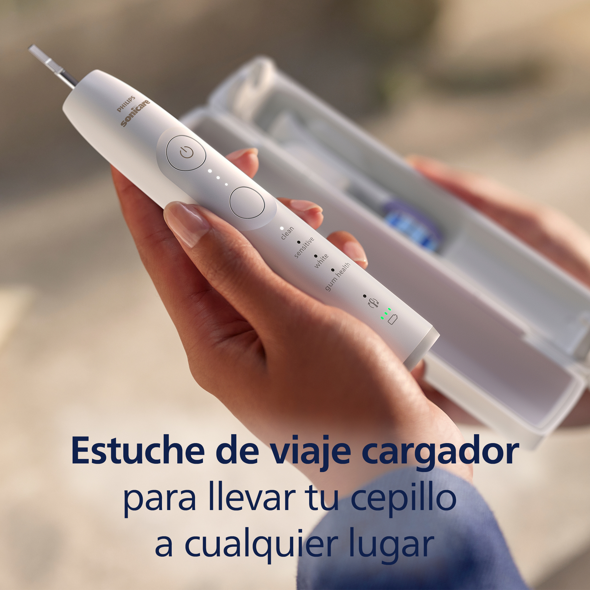 Un cepillo de dientes eléctrico blanco con su estuche de viaje abierto y texto debajo.