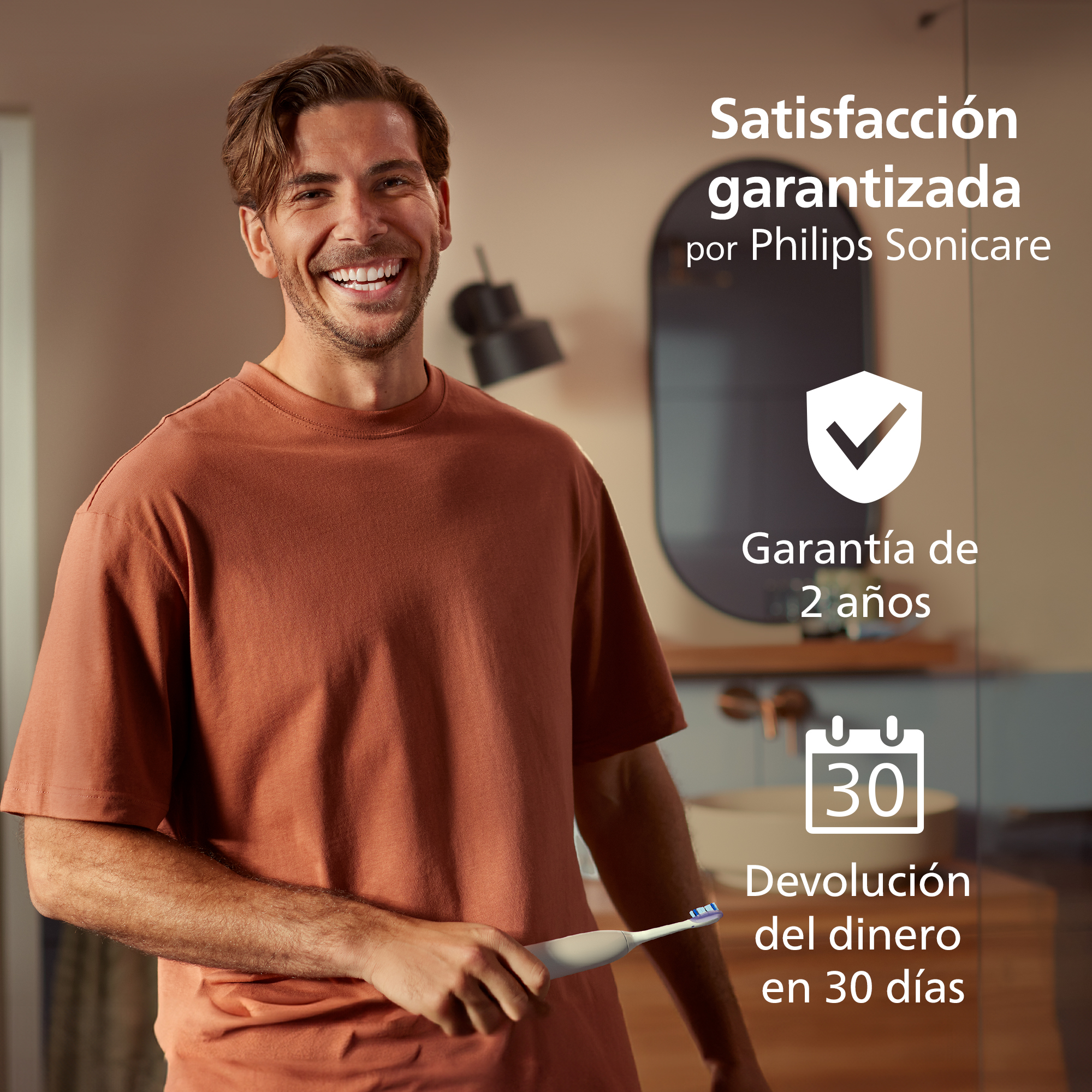 Un hombre sosteniendo un cepillo de dientes, con texto superpuesto promocionando la satisfacción.