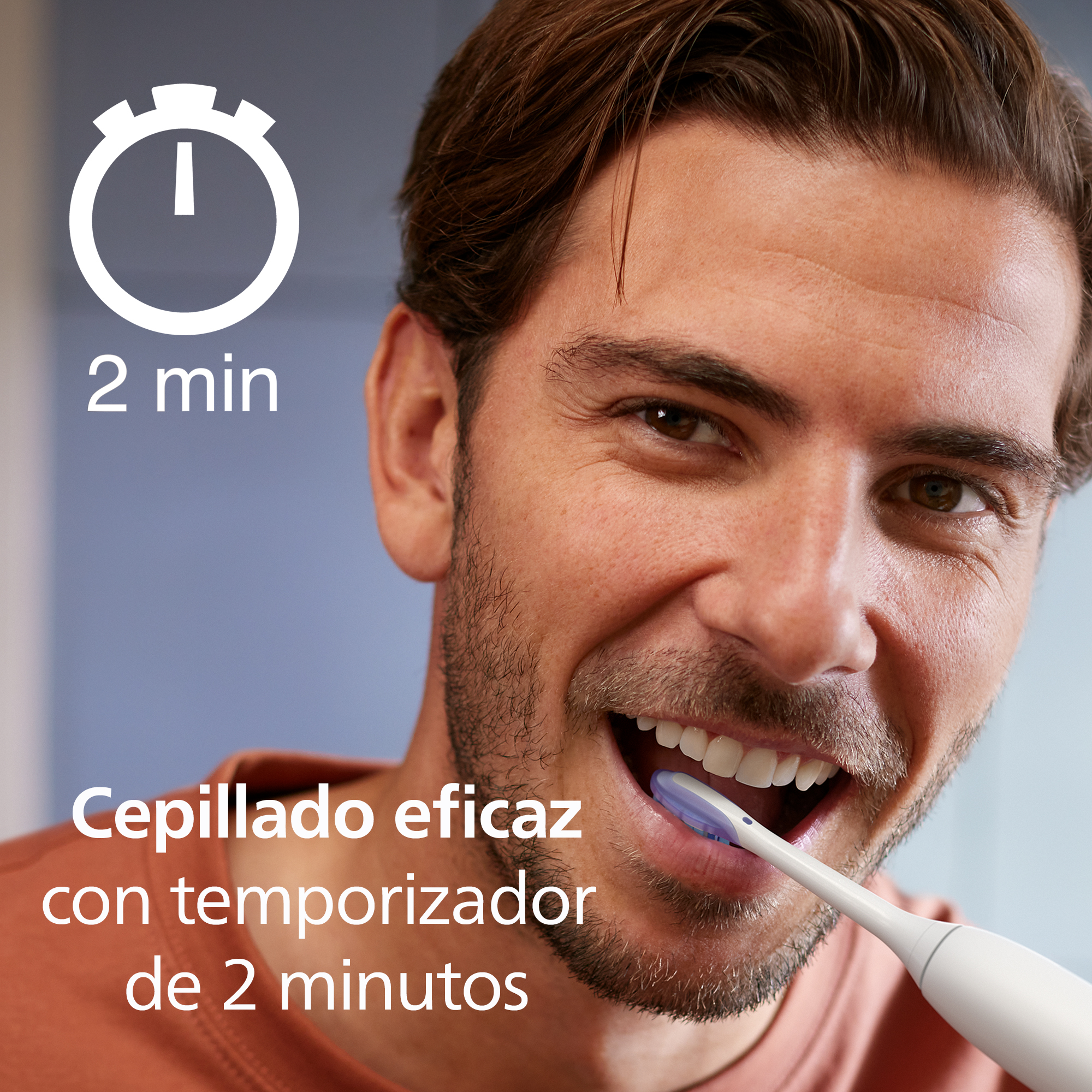 Hombre cepillándose los dientes con cepillo eléctrico. Texto: temporizador de 2 min.