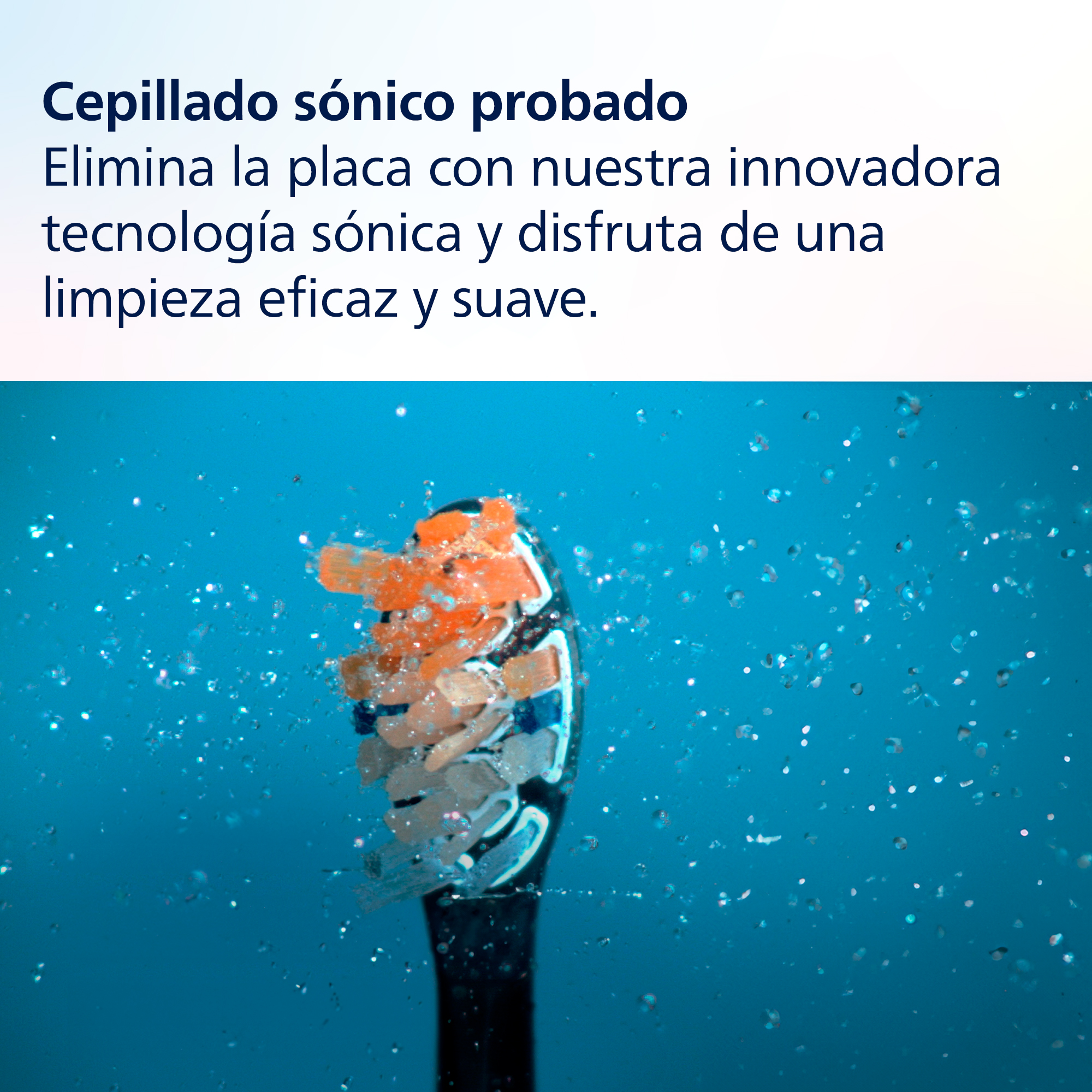 Cepillo de dientes con cerdas naranjas, gotas de agua, fondo azul. Muestra limpieza sónica.
