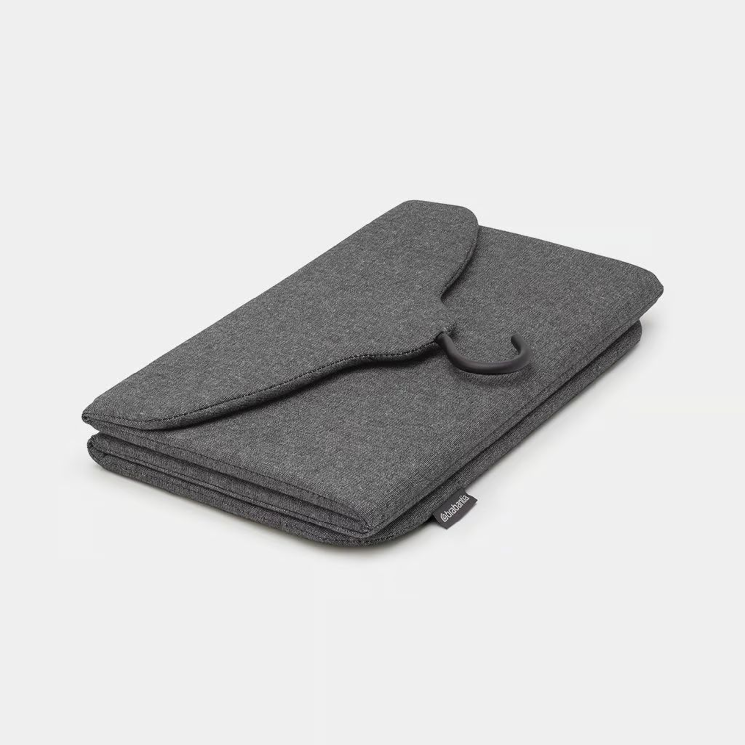 Gevouwen grijze stoffen tas met een zwarte hanger.