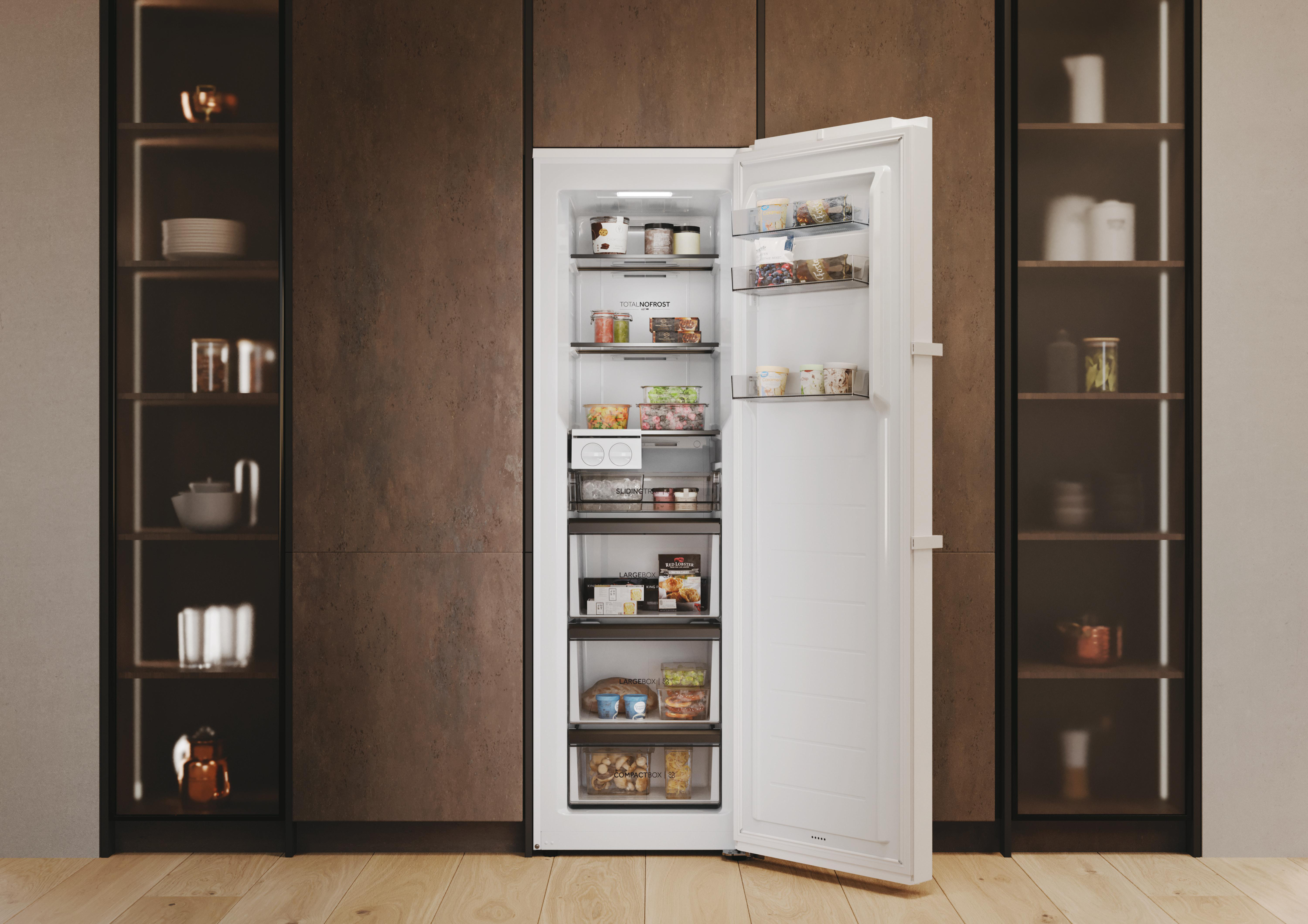 Ein Kühlschrank mit offener Tür, gefüllt mit Lebensmitteln. Braune und weiße Regale umgeben ihn.
