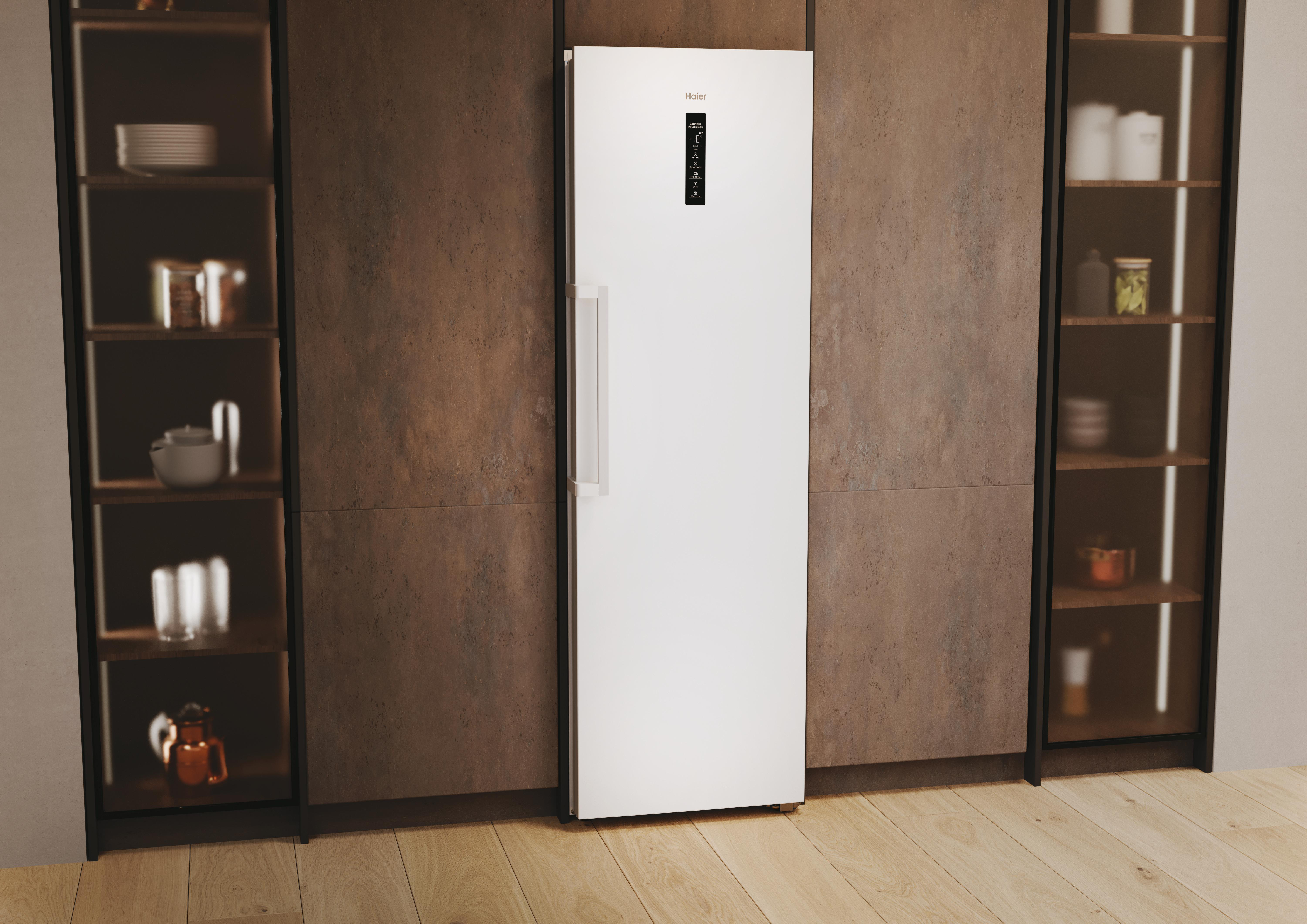 Weißer Kühlschrank in einer Küche mit dunkelbraunen Schränken und Glasregalen.