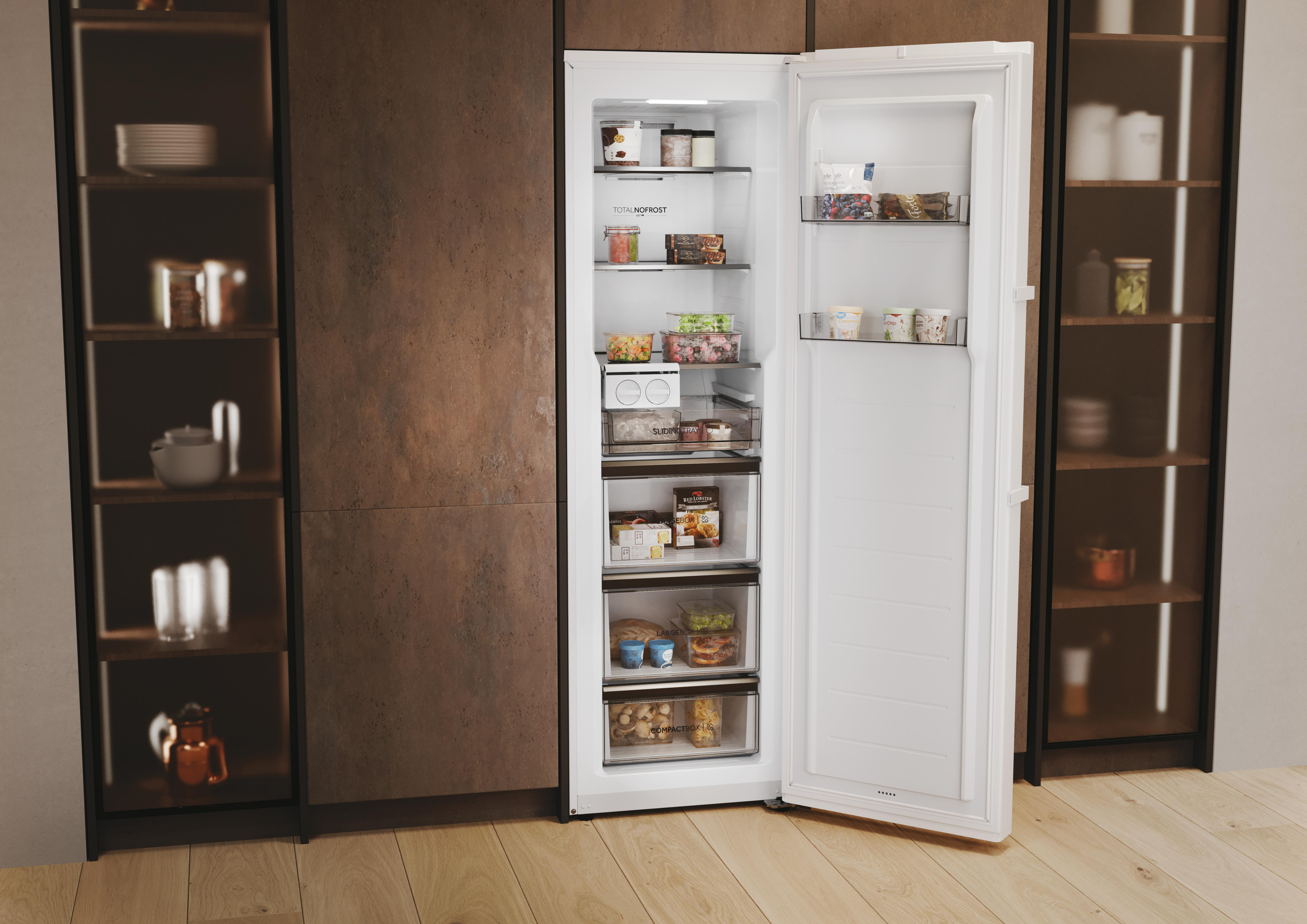 Kühlschrank mit offener Tür, die Lebensmittel im Inneren zeigt.