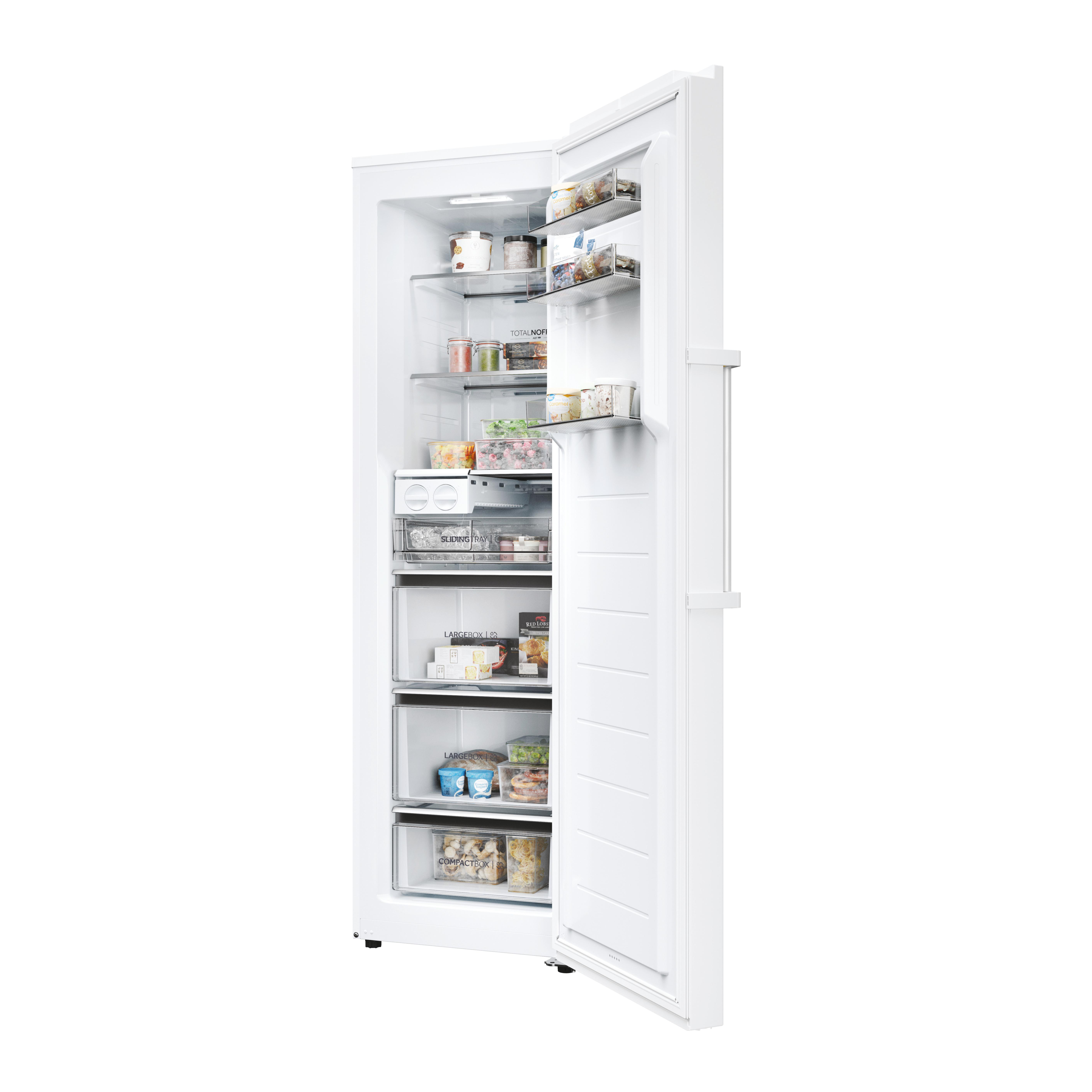 Ein weißer Kühlschrank mit offener Tür, der Regale mit Lebensmitteln zeigt.