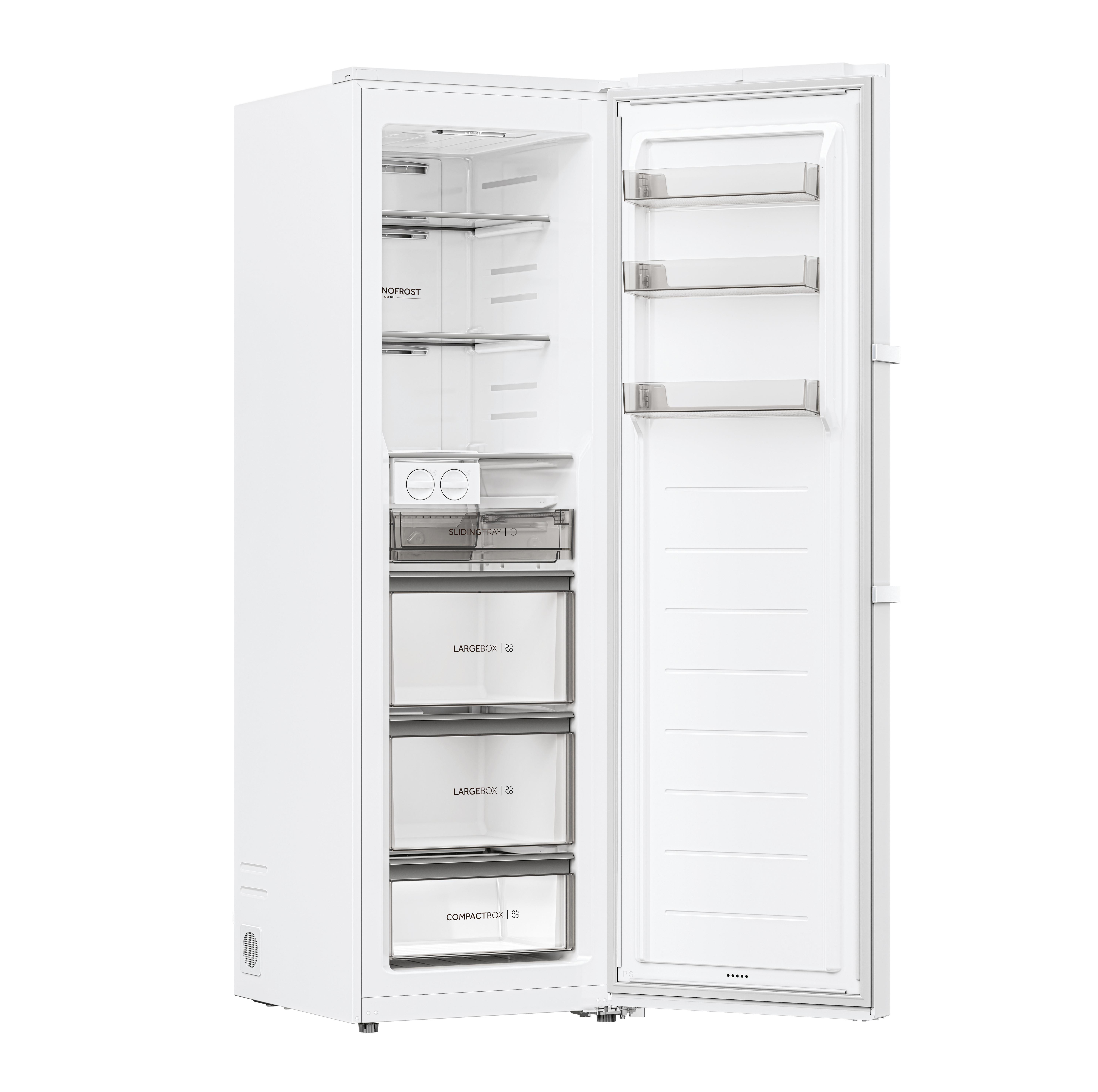 Weißer Kühlschrank, Tür offen, zeigt Innenregale, Schubladen und Fächer.