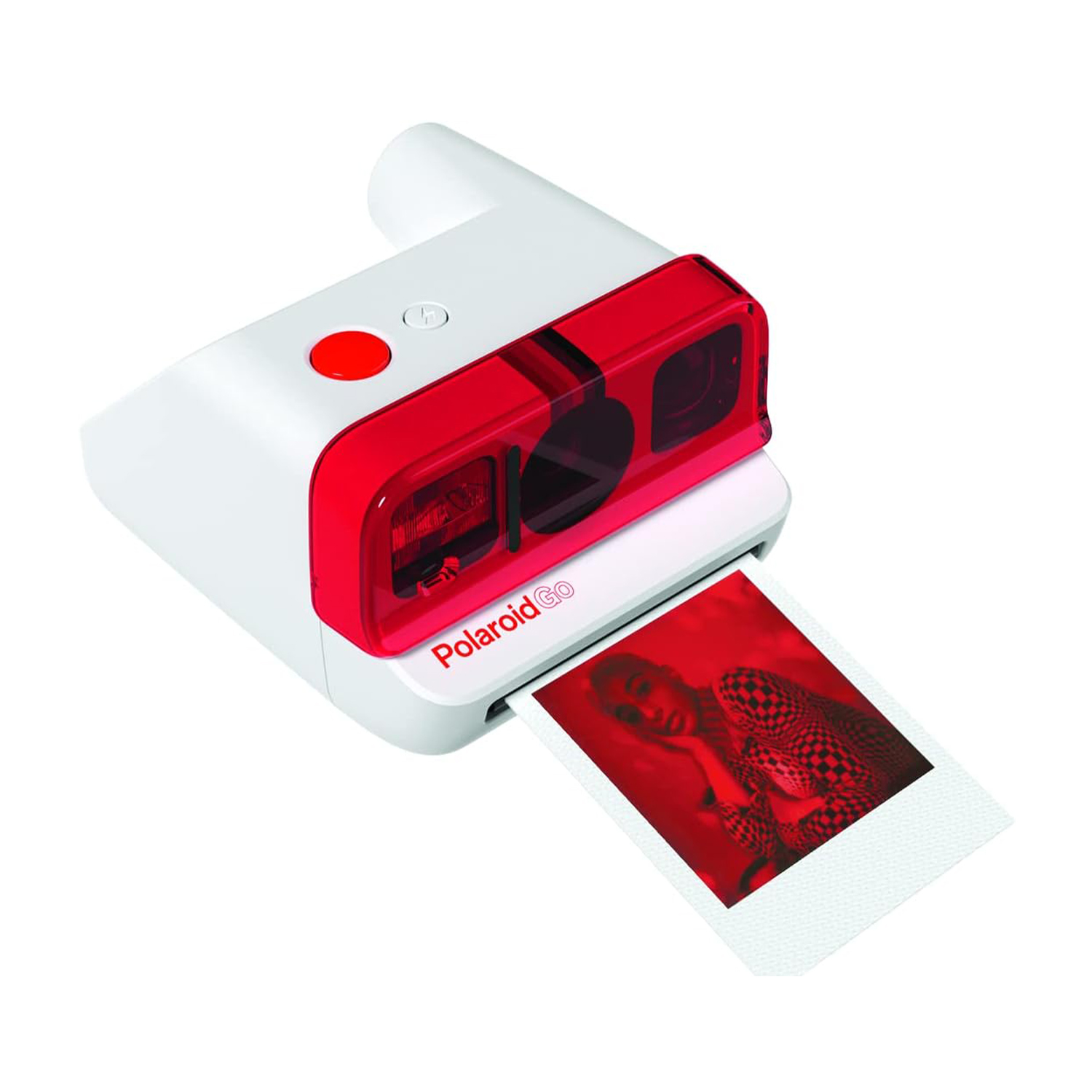 Fotocamera istantanea Polaroid Go bianca e rossa, con una foto che viene espulsa. La fotocamera è su una superficie bianca.
