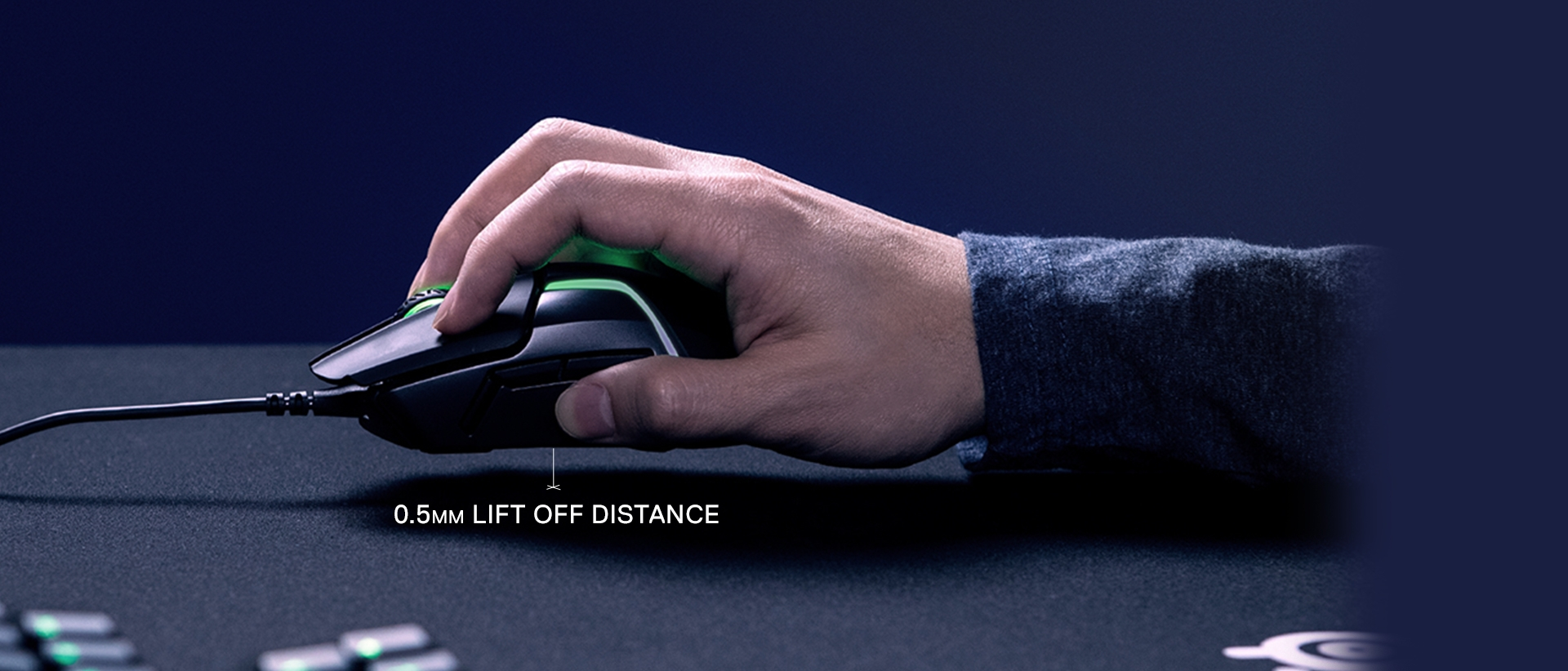 Eine Hand, die eine Gaming-Maus hält, zeigt die Messung des Abhebeabstands.