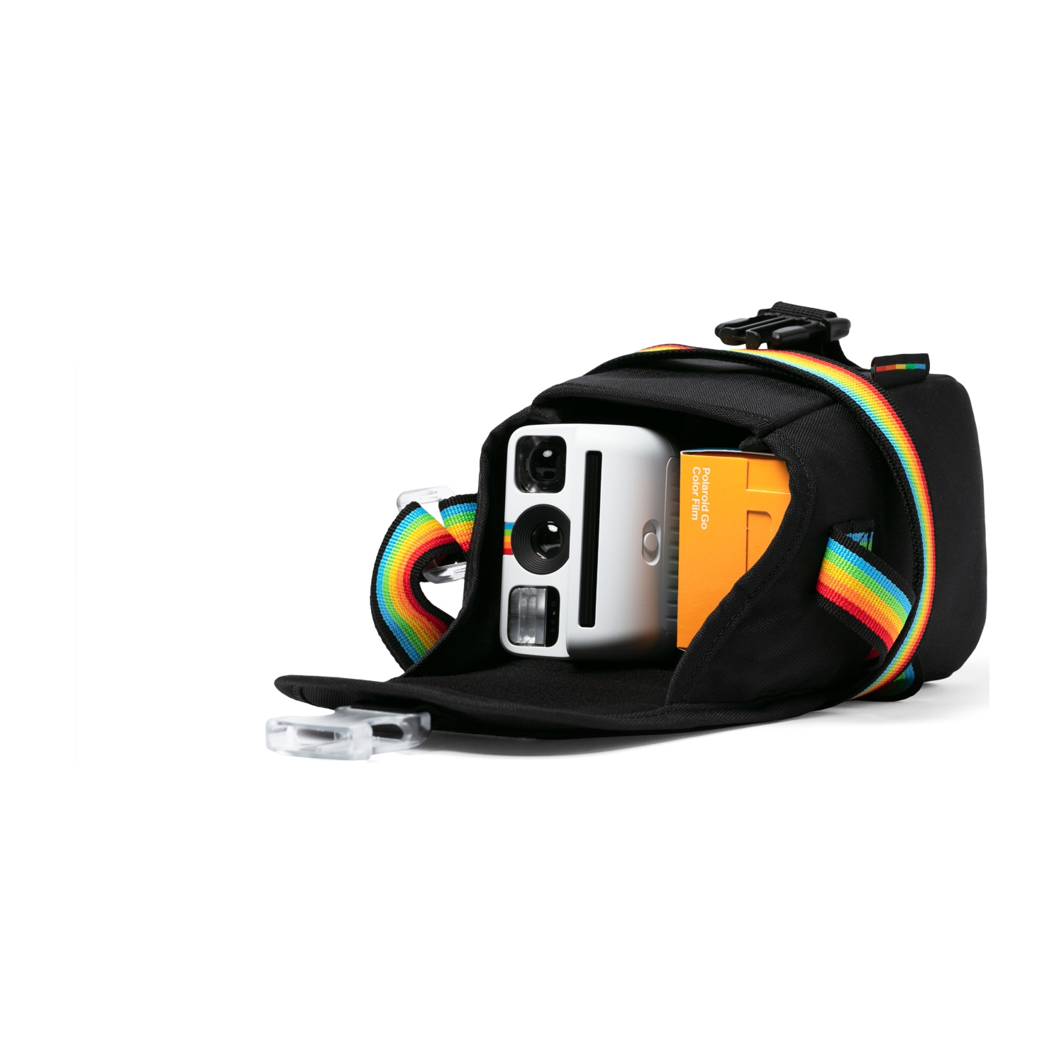 Una borsa per fotocamera nera con una fotocamera bianca e pellicola all'interno, con una tracolla.