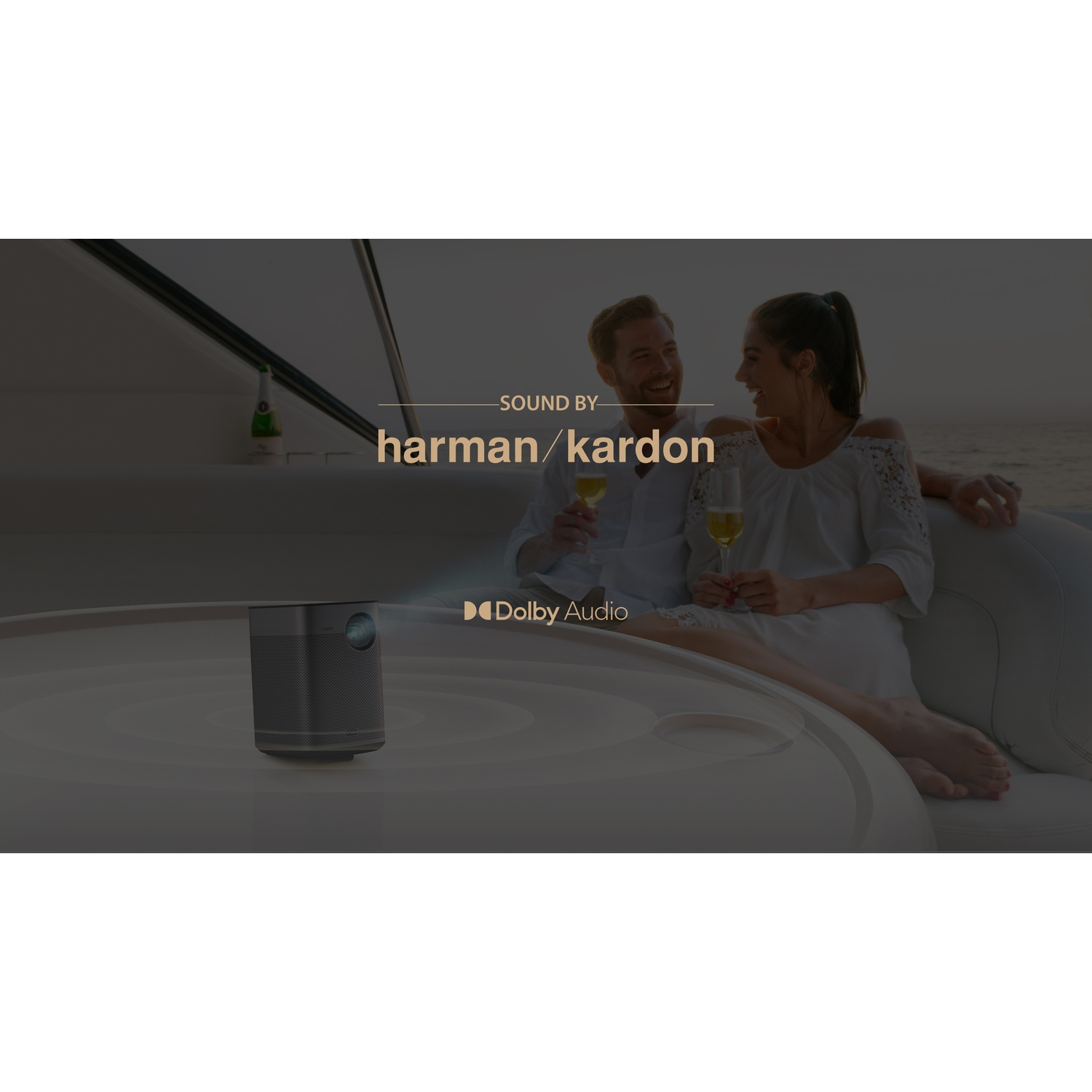 Coppia su una barca con altoparlante e Dolby Audio, Sound by harman/kardon.