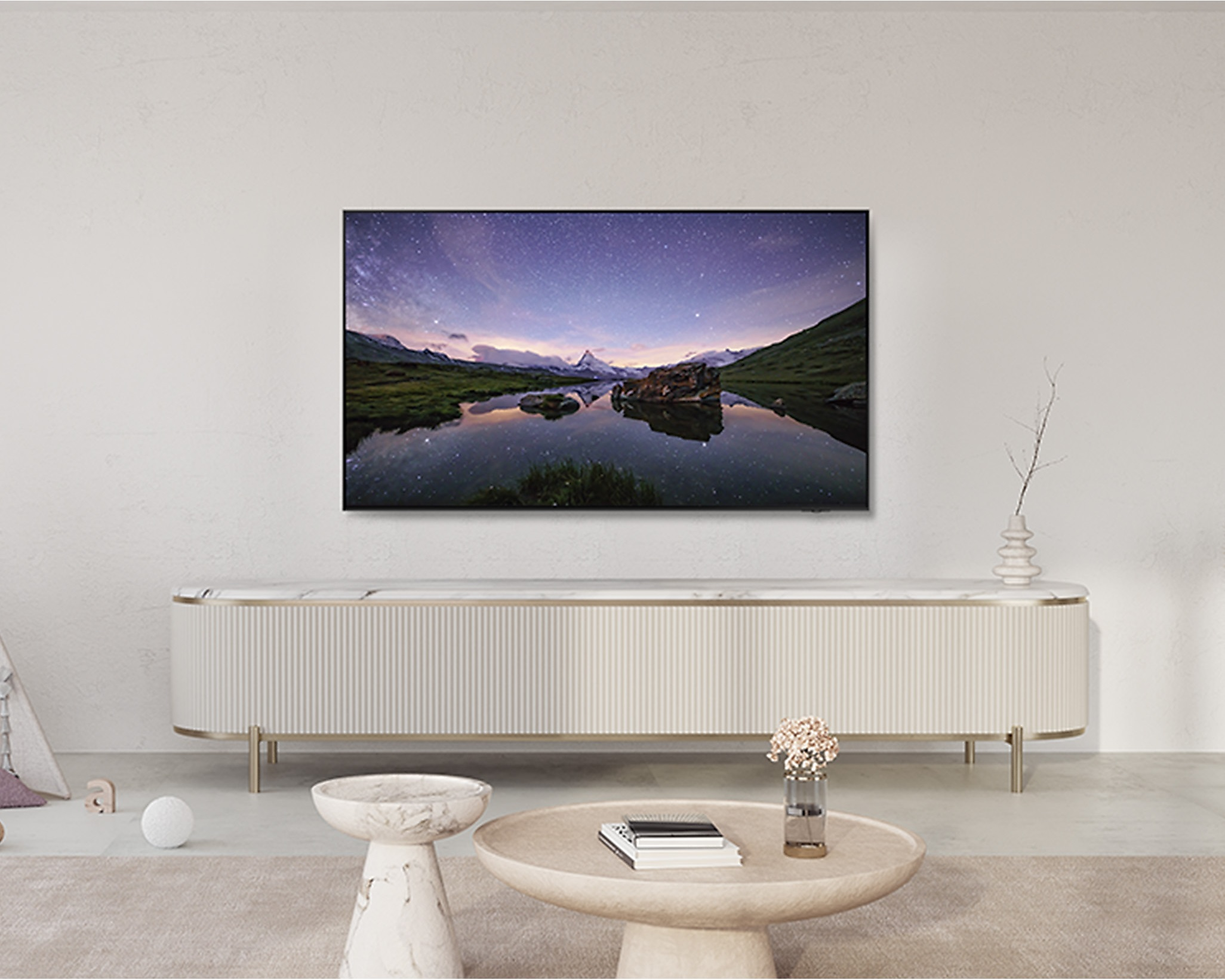Telewizor zamontowany na ścianie, z naturalną sceną na ekranie.