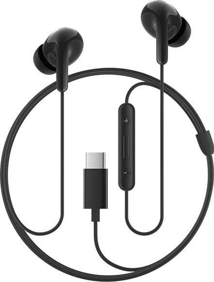 Fekete vezetékes fülhallgató USB-C csatlakozóval. A fülhallgatók beépített vezérlőkkel és fekete háttérrel rendelkeznek.