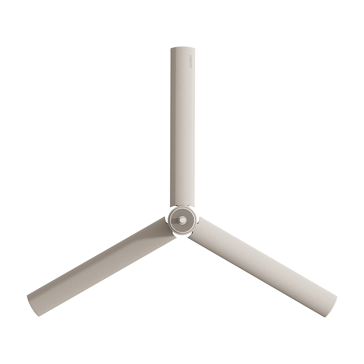 Un ventilatore da soffitto beige con tre pale, montato su sfondo bianco.